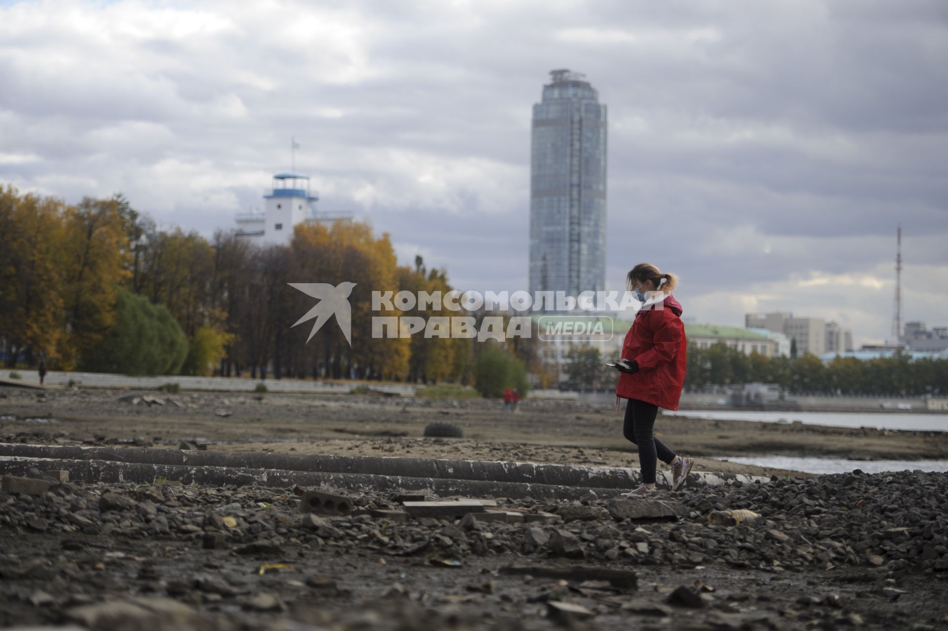 Екатеринбург. Волонтеры и добровольцы очищают от мусора берег городского пруда обмелевшего из-за строительства Макаровского моста