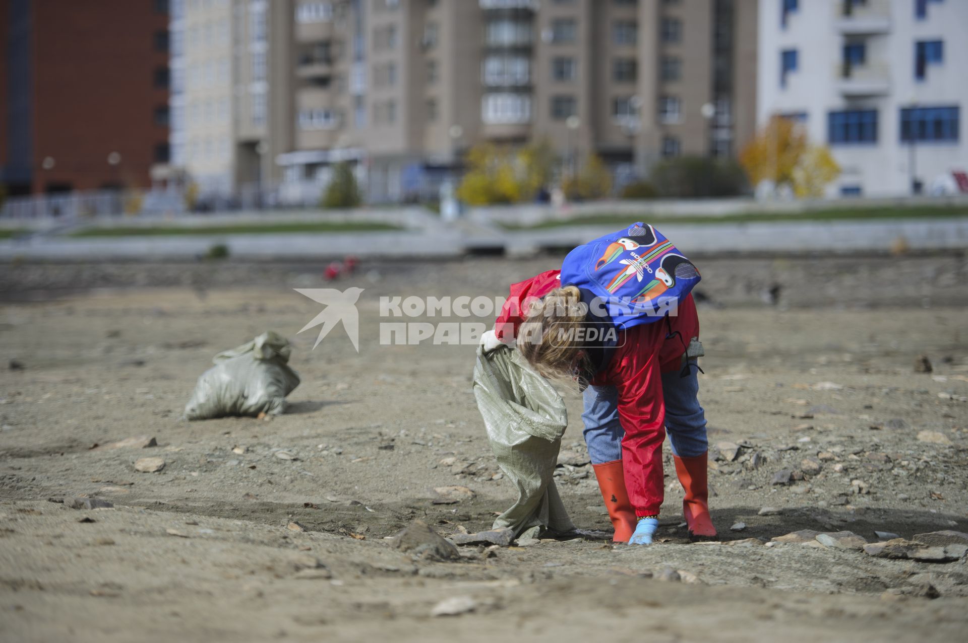 Екатеринбург. Волонтеры и добровольцы очищают от мусора берег городского пруда обмелевшего из-за строительства Макаровского моста