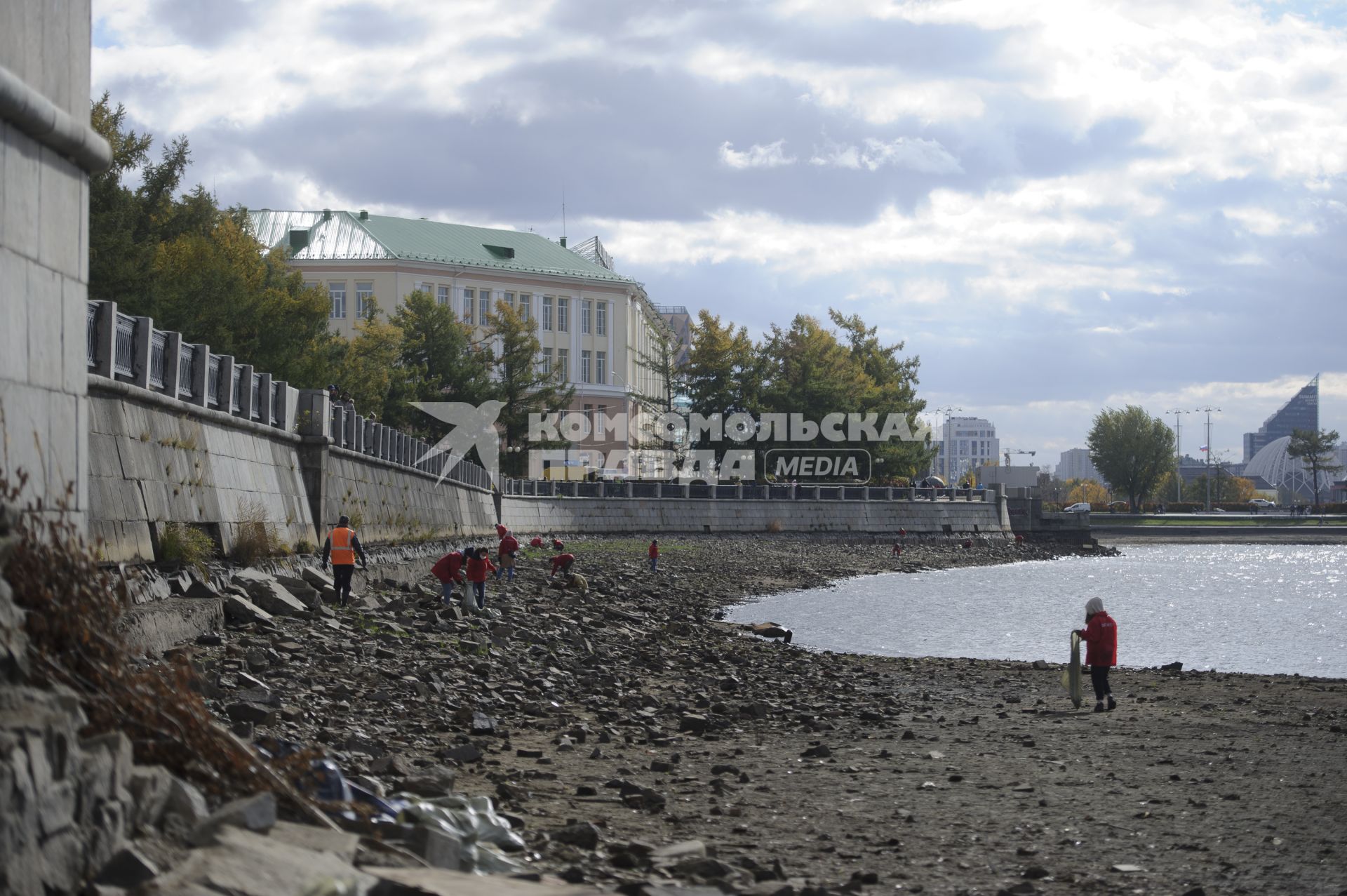 Екатеринбург. Волонтеры и добровольцы очищают от мусора берег городского пруда обмелевшего из-за строительства Макаровского моста