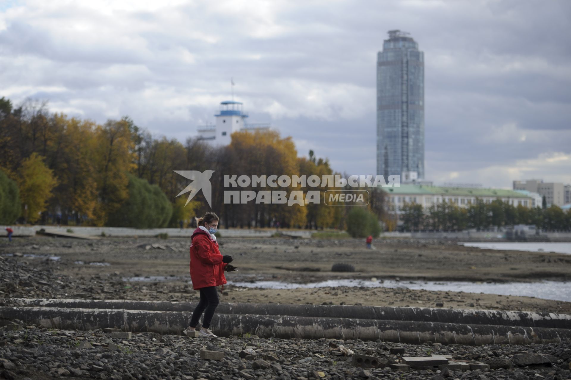 Екатеринбург. Волонтеры и добровольцы очищают от мусора берег городского пруда обмелевшего из-за строительства Макаровского моста