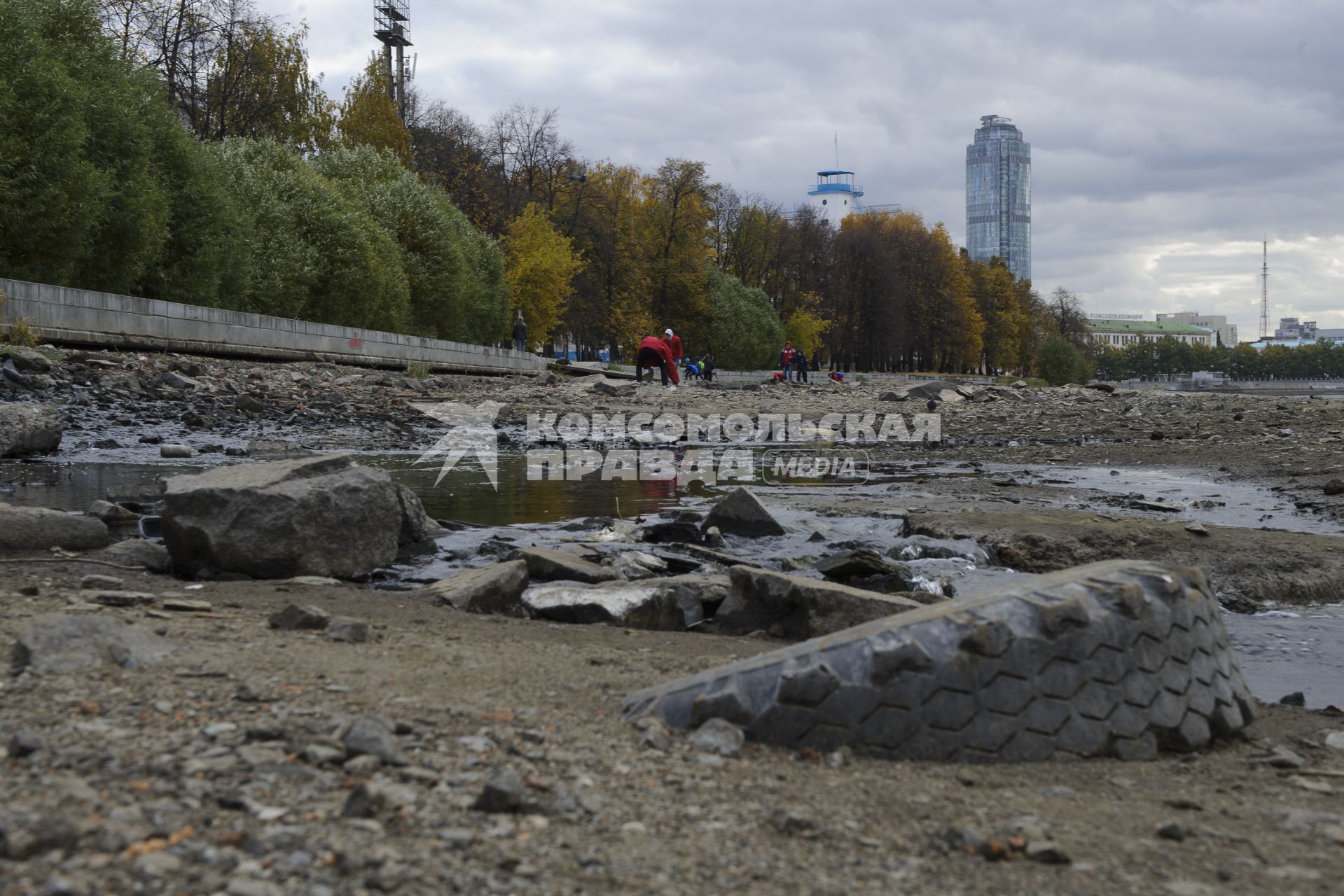 Екатеринбург. Волонтеры и добровольцы очищают от мусора берег городского пруда обмелевшего из-за строительства Макаровского моста