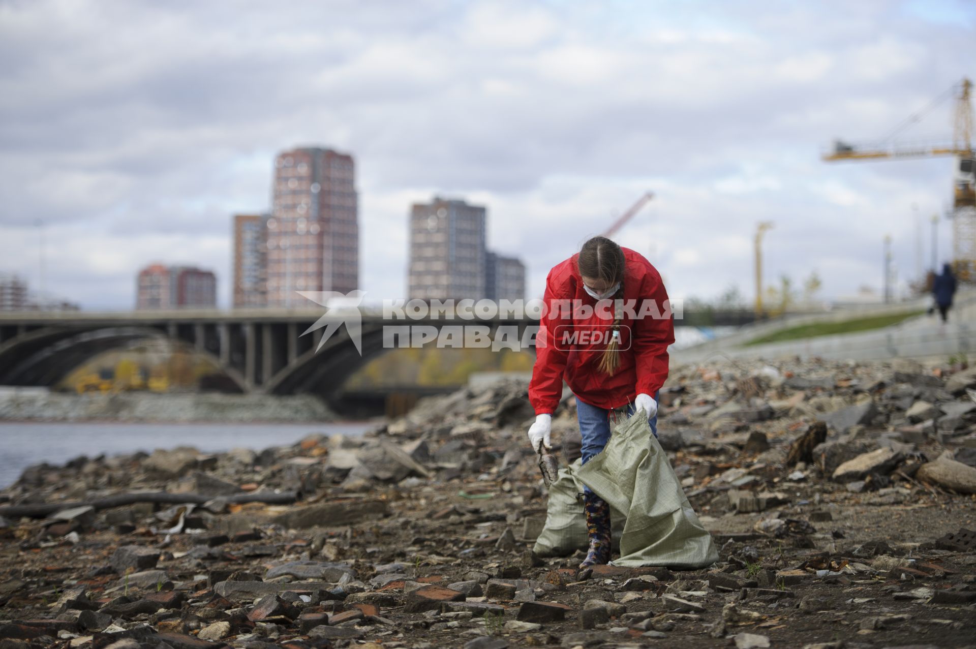 Екатеринбург. Волонтеры и добровольцы очищают от мусора берег городского пруда обмелевшего из-за строительства Макаровского моста