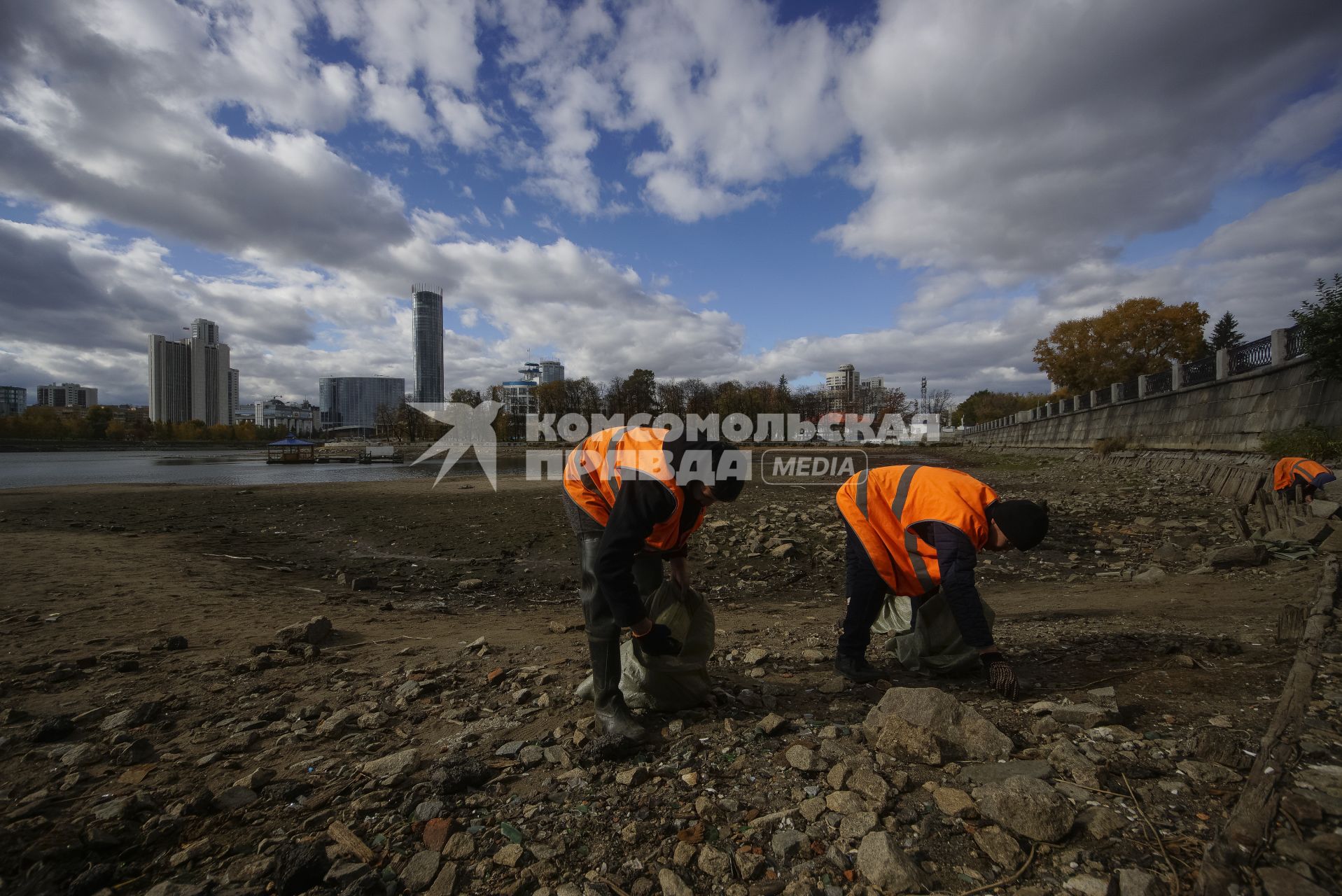 Екатеринбург. Волонтеры и добровольцы очищают от мусора берег городского пруда обмелевшего из-за строительства Макаровского моста