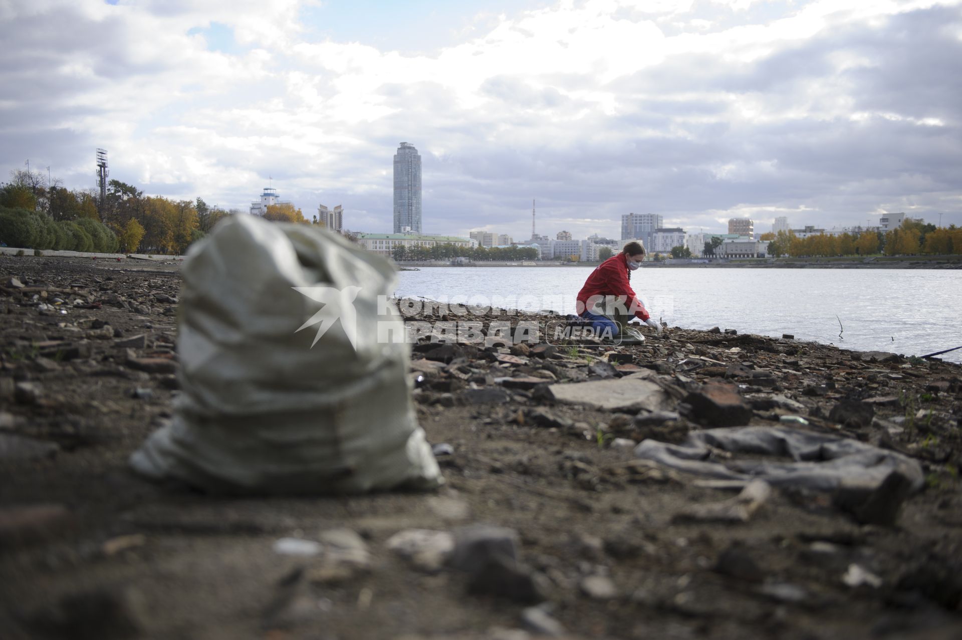 Екатеринбург. Волонтеры и добровольцы очищают от мусора берег городского пруда обмелевшего из-за строительства Макаровского моста