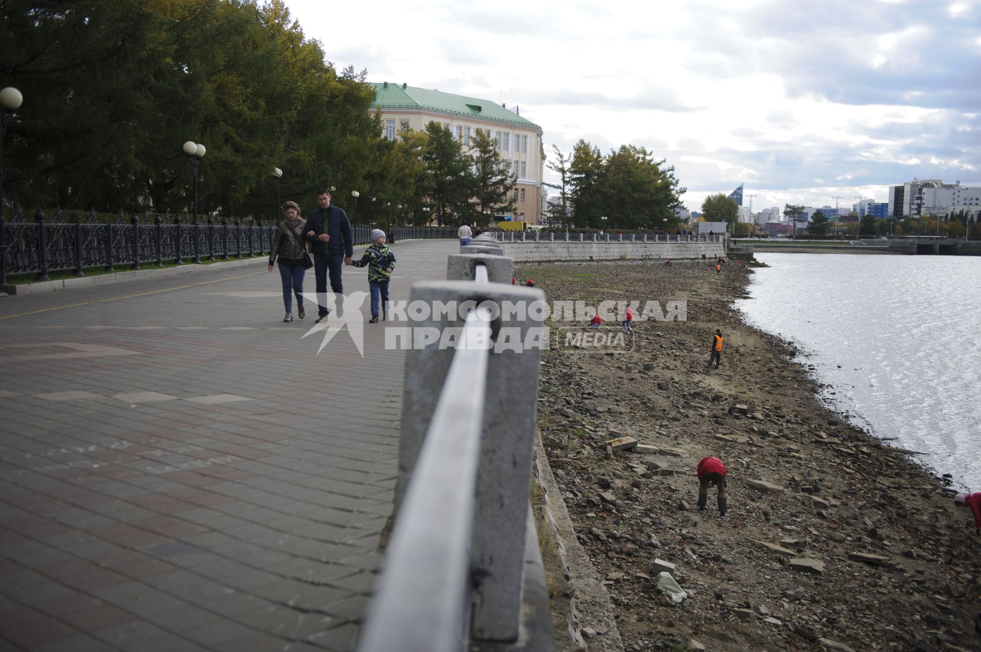 Екатеринбург. Волонтеры и добровольцы очищают от мусора берег городского пруда обмелевшего из-за строительства Макаровского моста