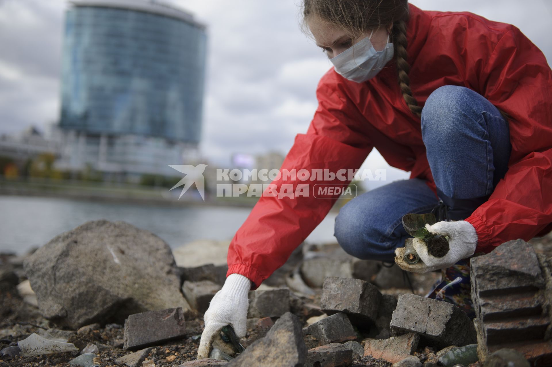 Екатеринбург. Волонтеры и добровольцы очищают от мусора берег городского пруда обмелевшего из-за строительства Макаровского моста