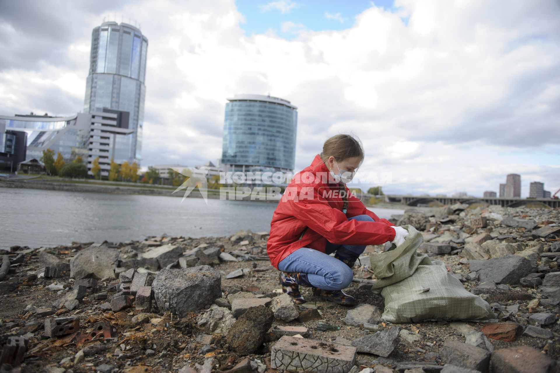 Екатеринбург. Волонтеры и добровольцы очищают от мусора берег городского пруда обмелевшего из-за строительства Макаровского моста