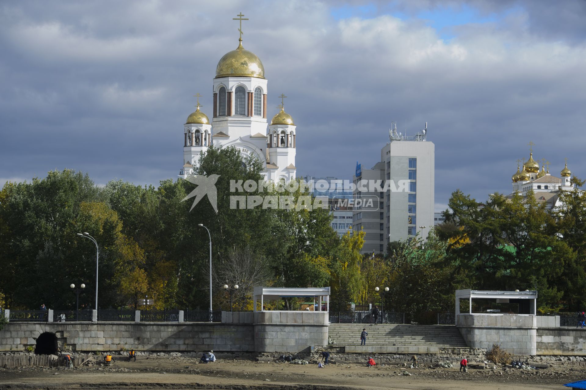 Екатеринбург. Волонтеры и добровольцы очищают от мусора берег городского пруда обмелевшего из-за строительства Макаровского моста