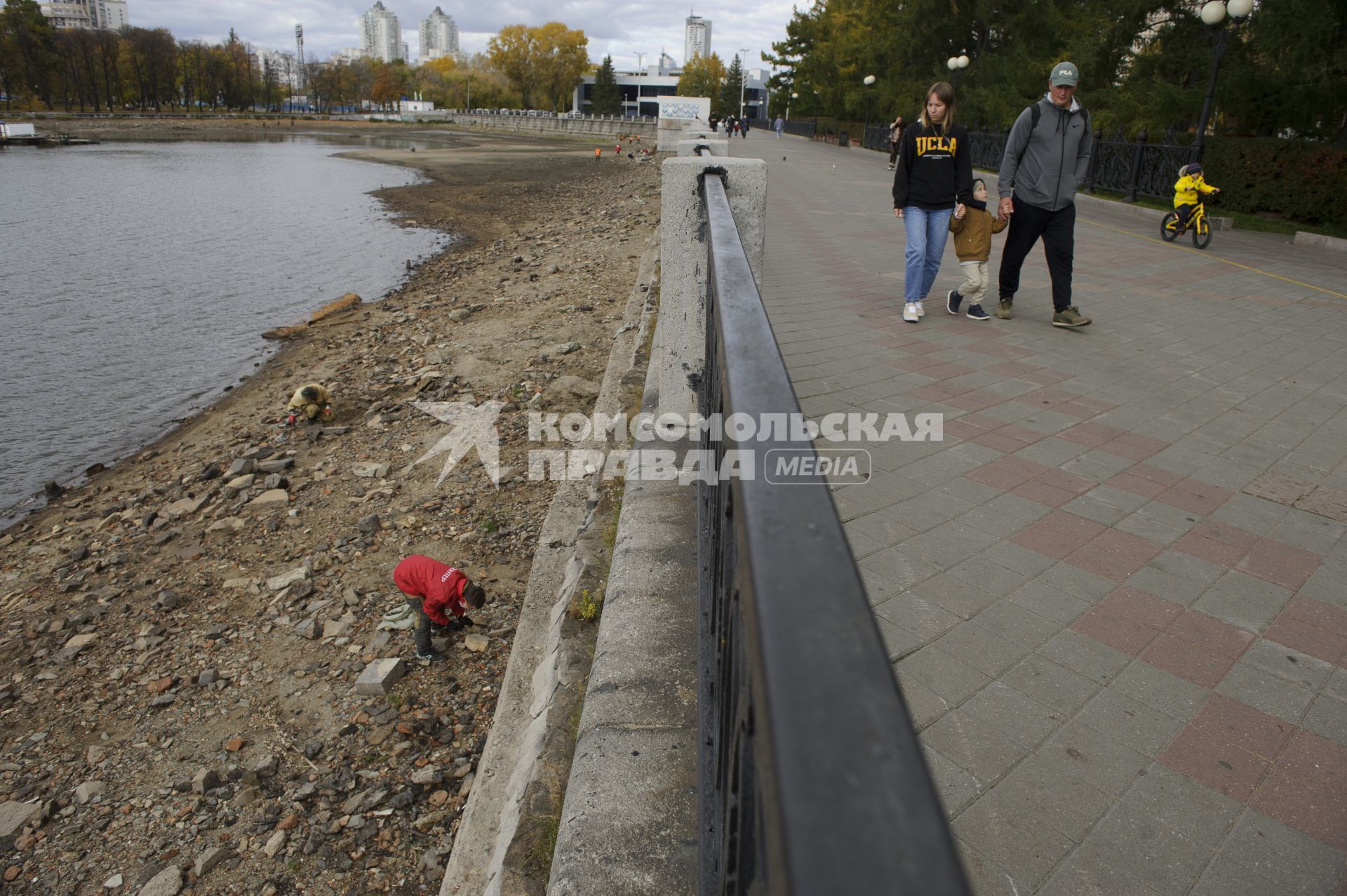 Екатеринбург. Волонтеры и добровольцы очищают от мусора берег городского пруда обмелевшего из-за строительства Макаровского моста