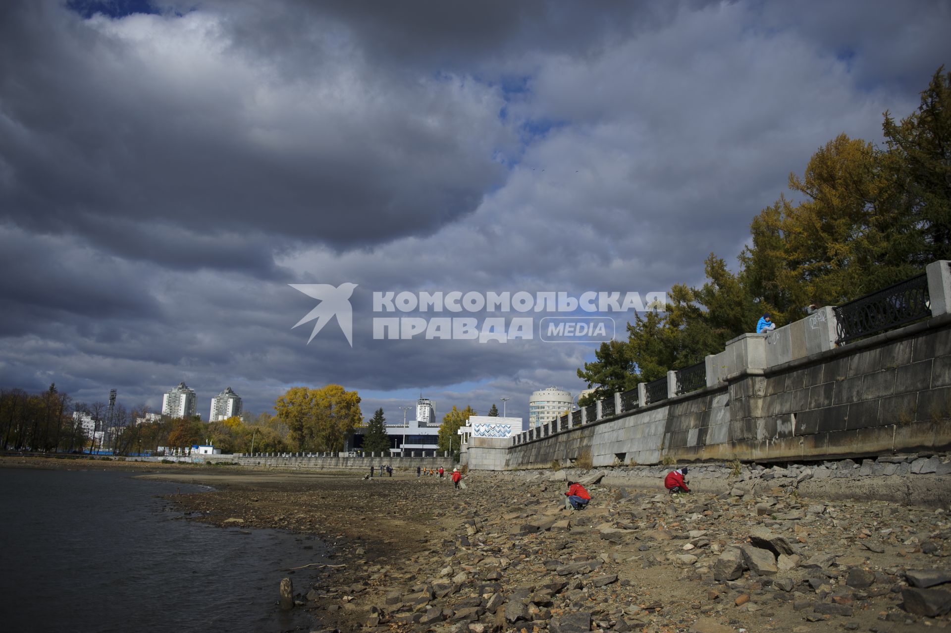 Екатеринбург. Волонтеры и добровольцы очищают от мусора берег городского пруда обмелевшего из-за строительства Макаровского моста