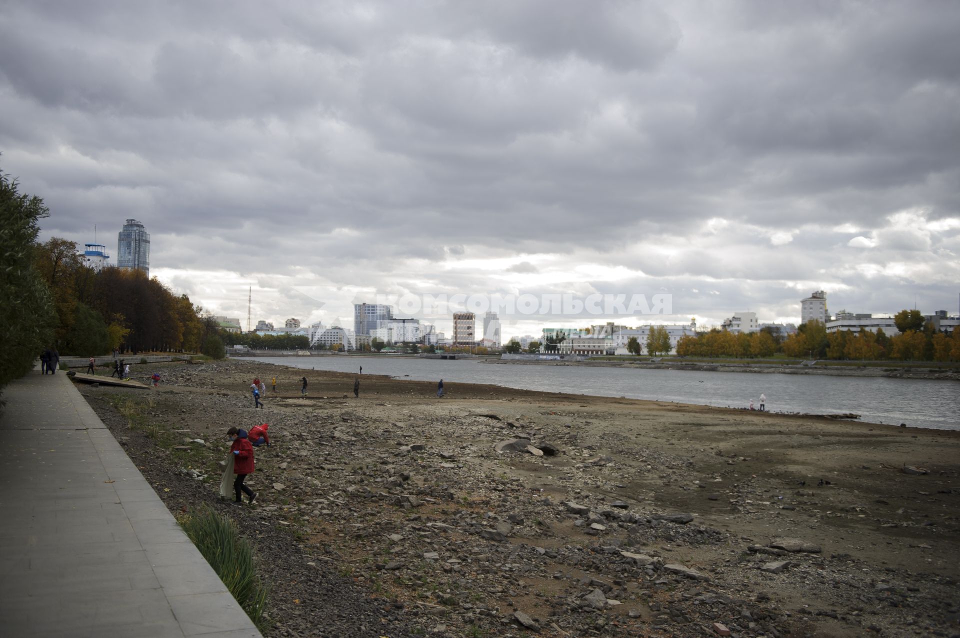 Екатеринбург. Волонтеры и добровольцы очищают от мусора берег городского пруда обмелевшего из-за строительства Макаровского моста