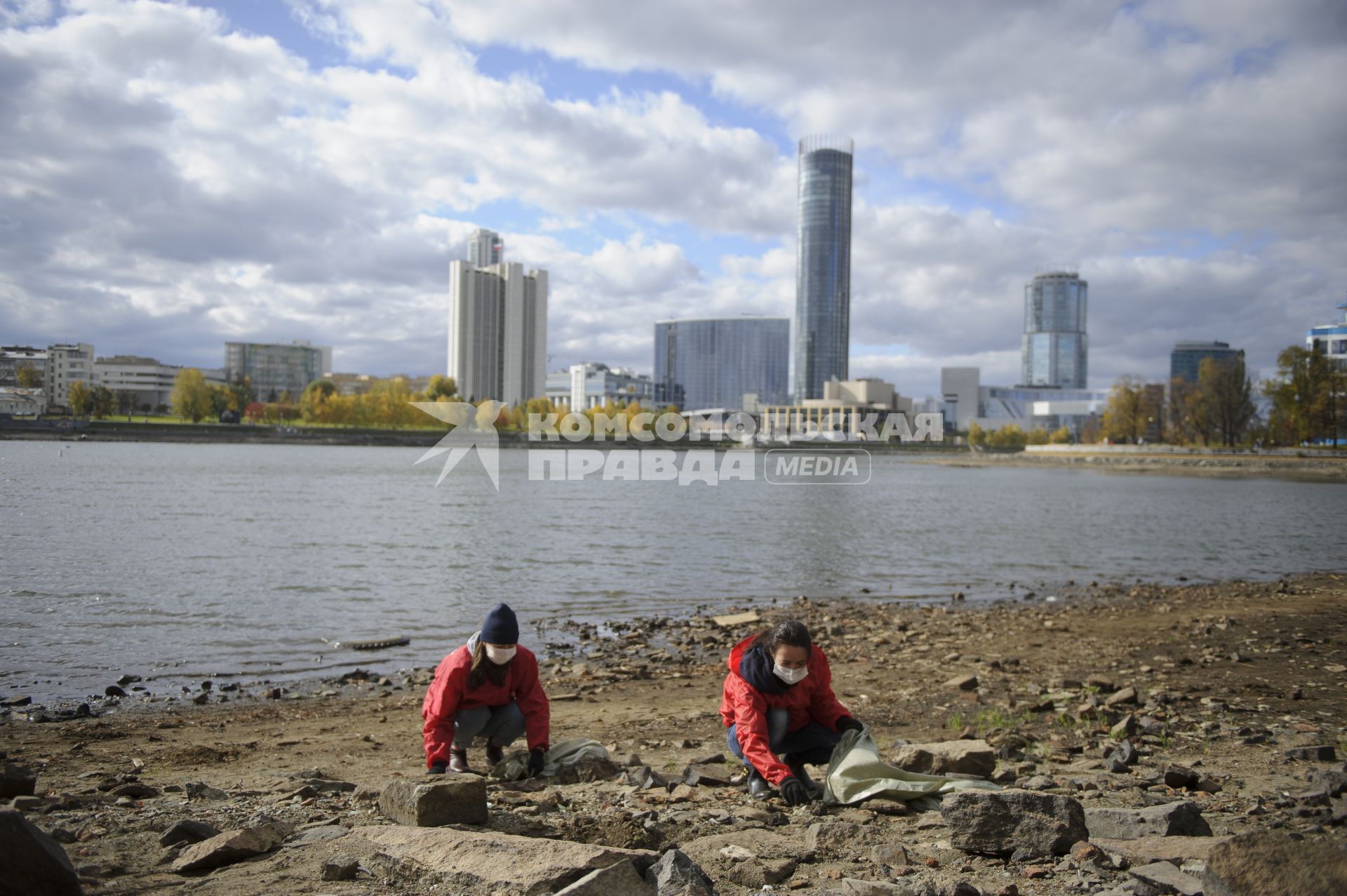 Екатеринбург. Волонтеры и добровольцы очищают от мусора берег городского пруда обмелевшего из-за строительства Макаровского моста