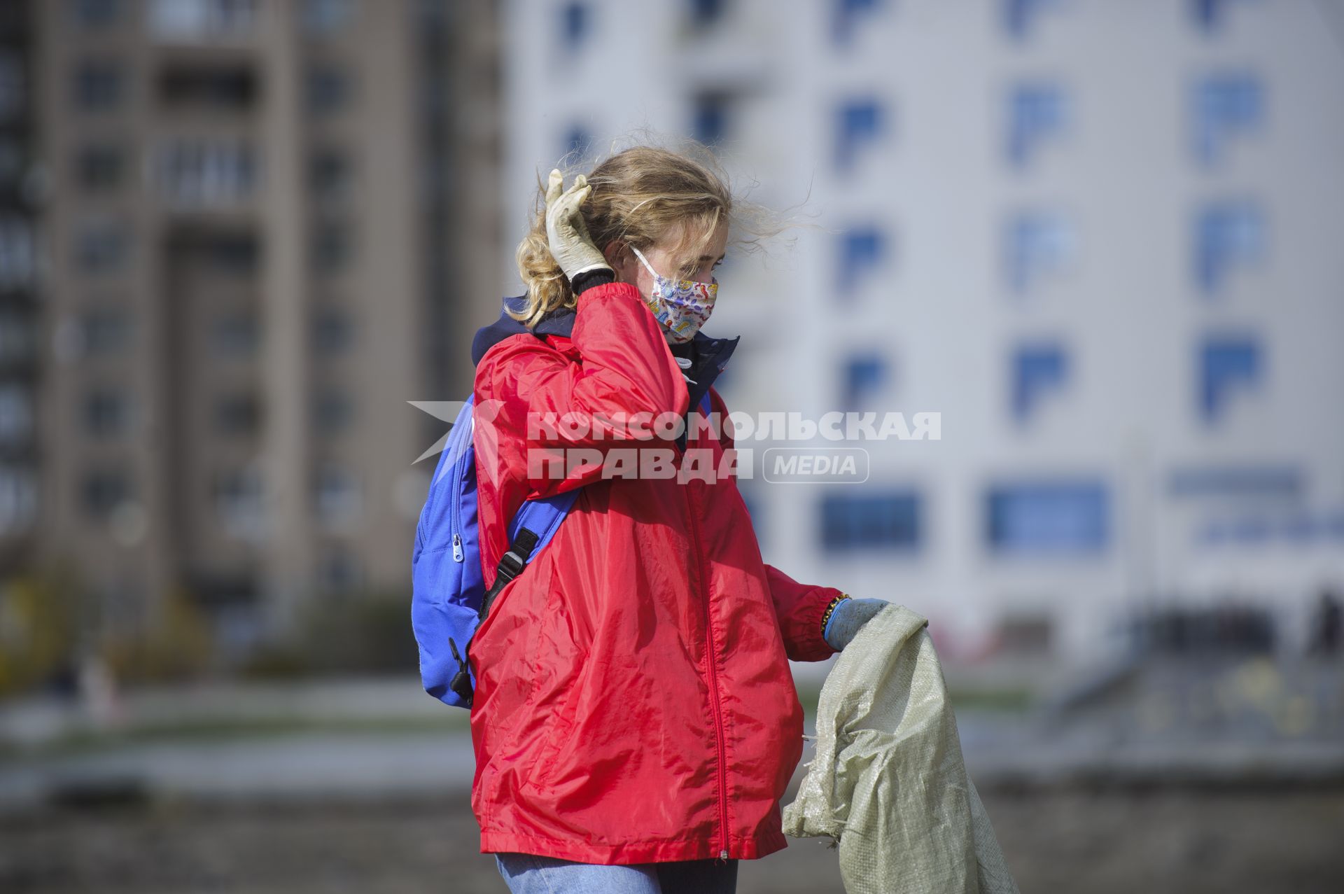 Екатеринбург. Волонтеры и добровольцы очищают от мусора берег городского пруда обмелевшего из-за строительства Макаровского моста