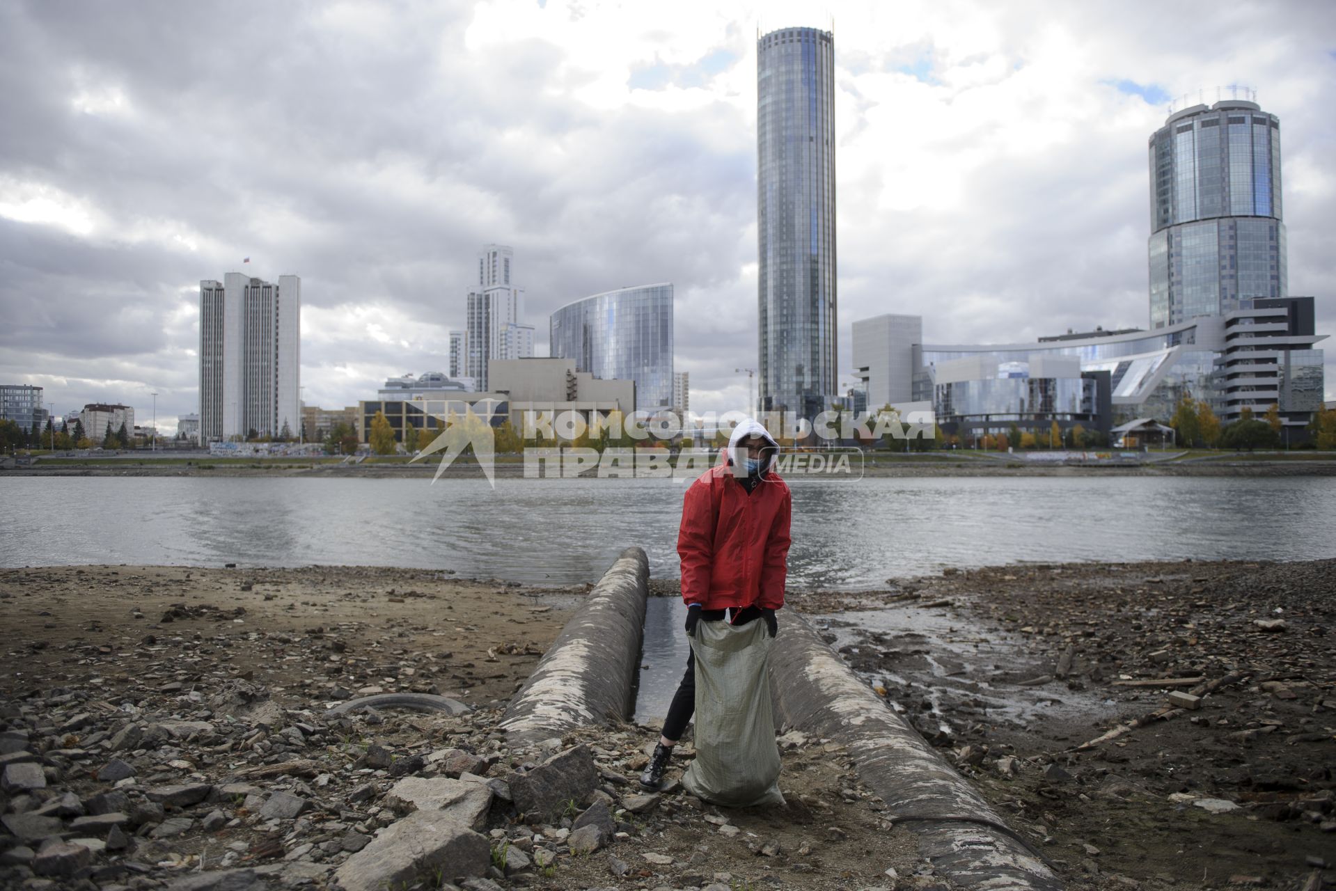 Екатеринбург. Волонтеры и добровольцы очищают от мусора берег городского пруда обмелевшего из-за строительства Макаровского моста