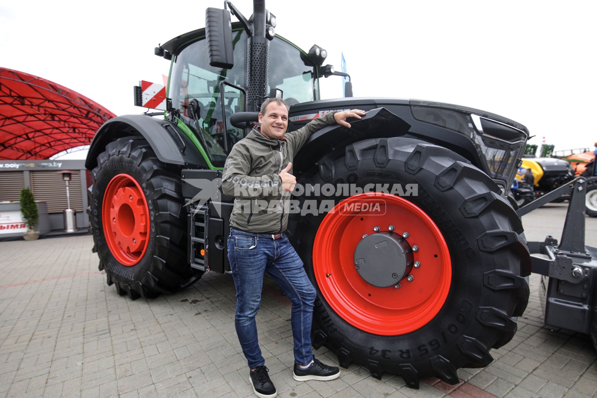 Минск. Трактор немецкого производителя Fendt редставлен на XXX Международной сельскохозяйственной выставке `Белагро-2020` на Футбольном манеже.