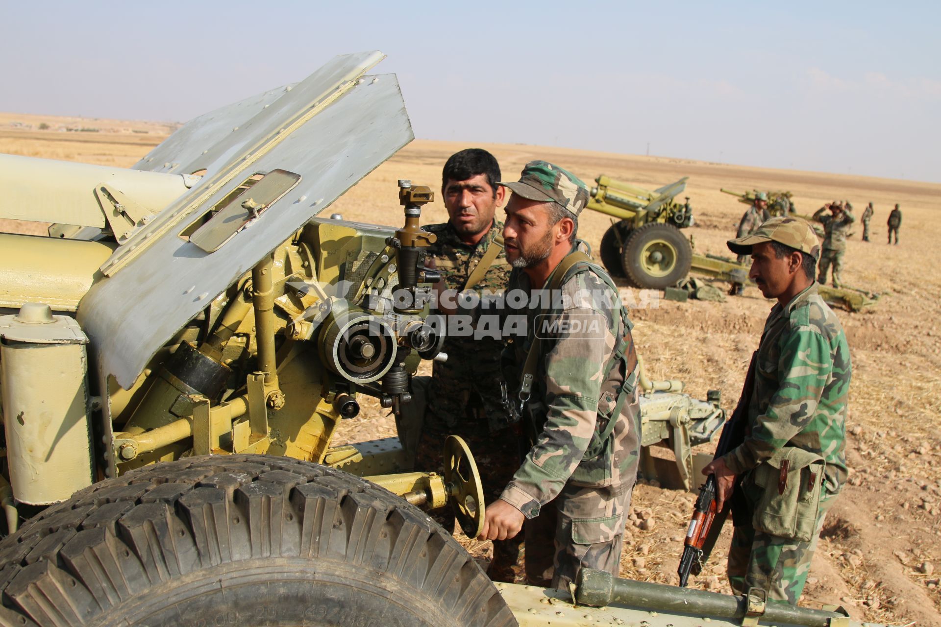 Сирия. Сирийские военные у зенитного орудия.