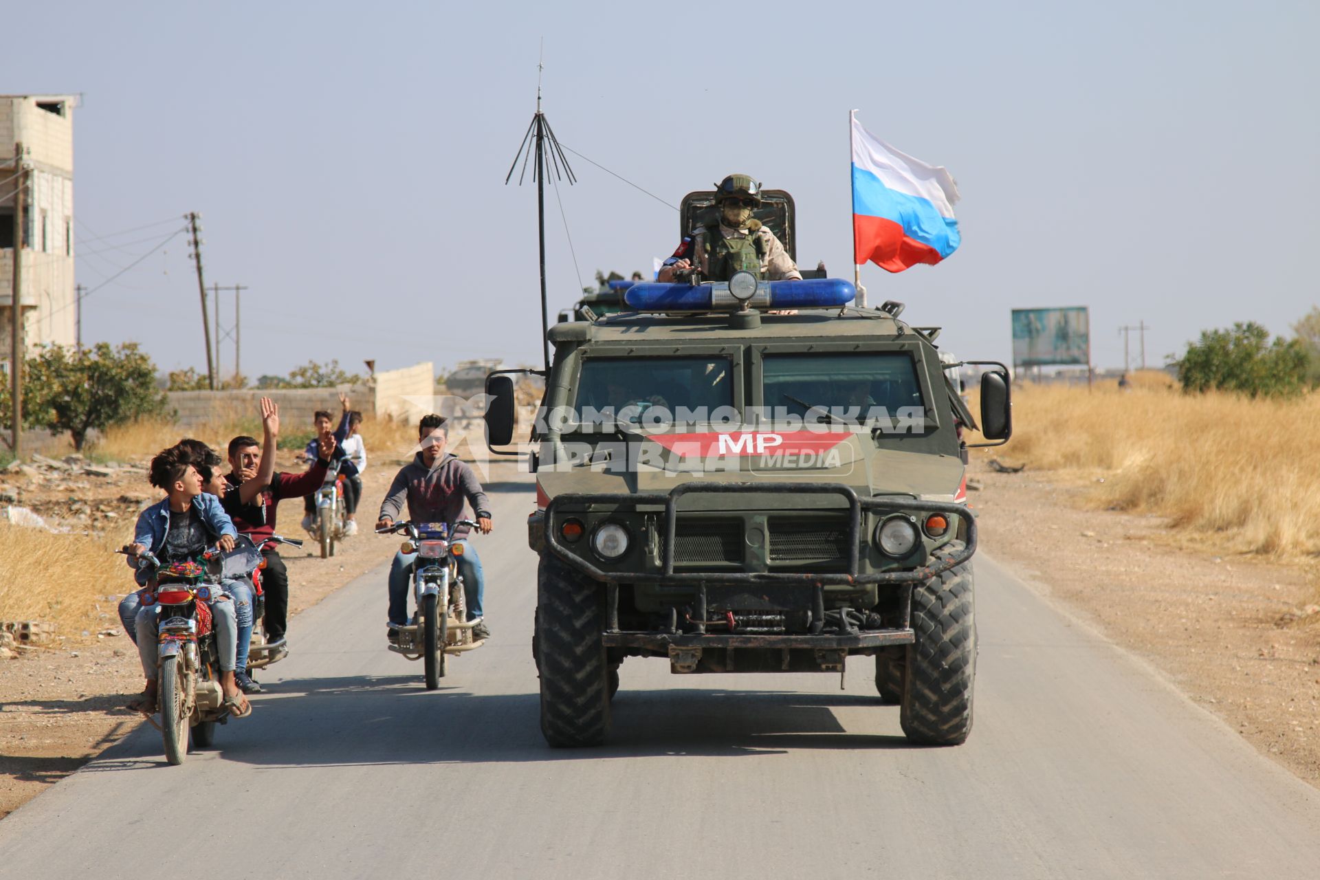 Сирия. Провинция Халеб. г.Кобани. Колонна военной полиции РФ направляется в сторону границы Сирии с Турцией для патрулирования.