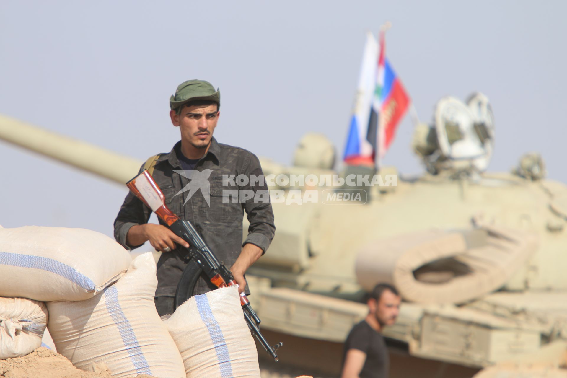 Сирия. Сирийский военный на боевой позиции.