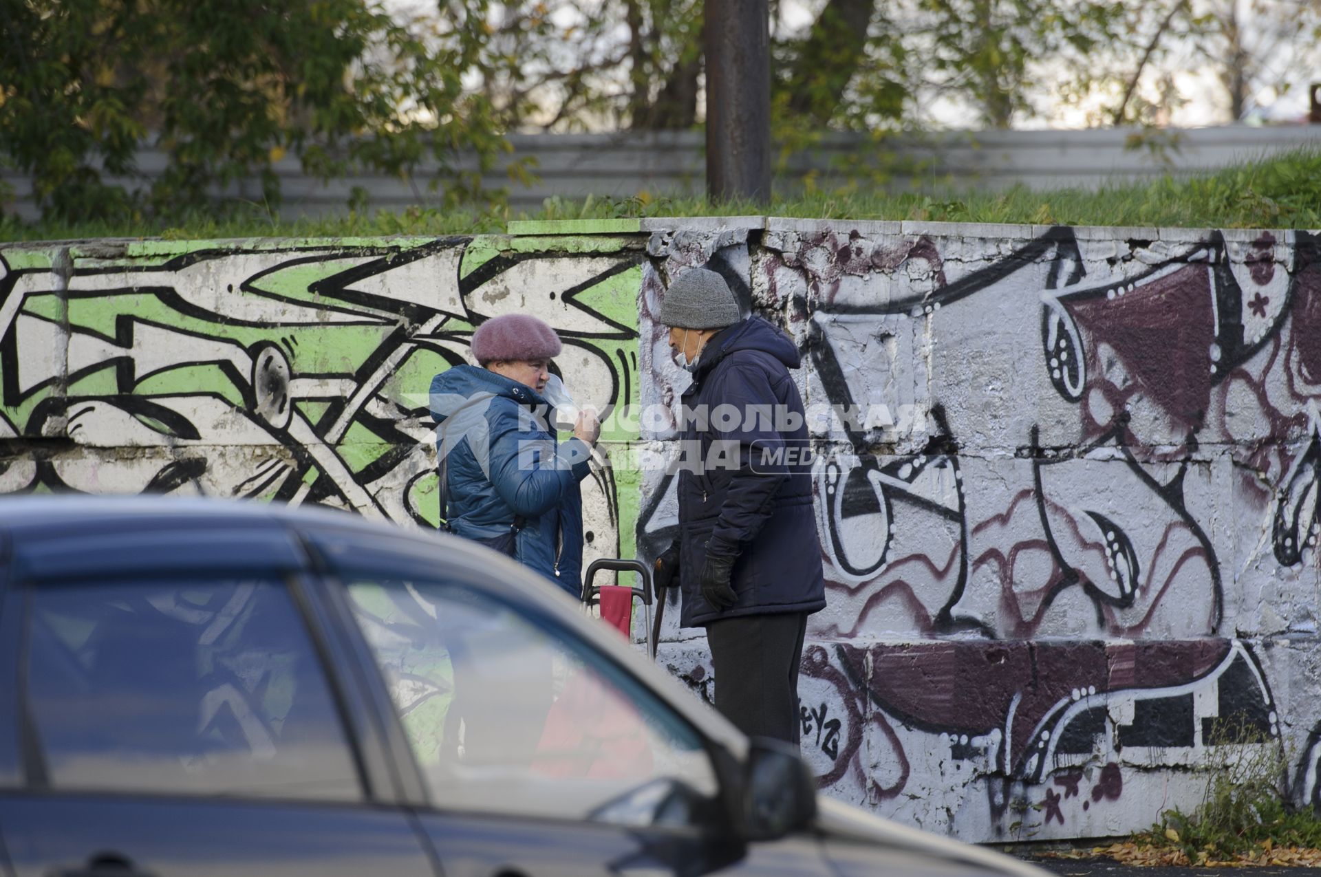 Екатеринбург. Пенсионеры на помогают друг другу надеть защитную маску, во время эпидемии новой коронавирусной инфекции COVID-19