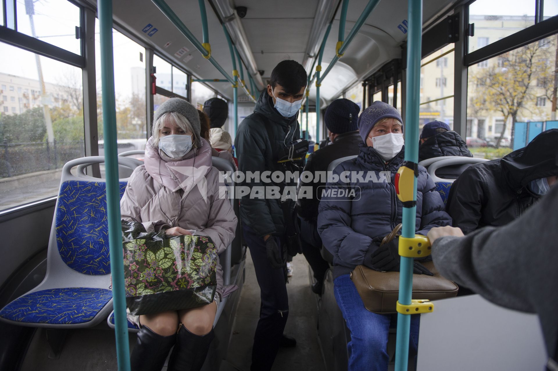 Екатеринбург. Пассажиры в защитных масках и без них в общественном транспорте во время ужесточения масочного режима