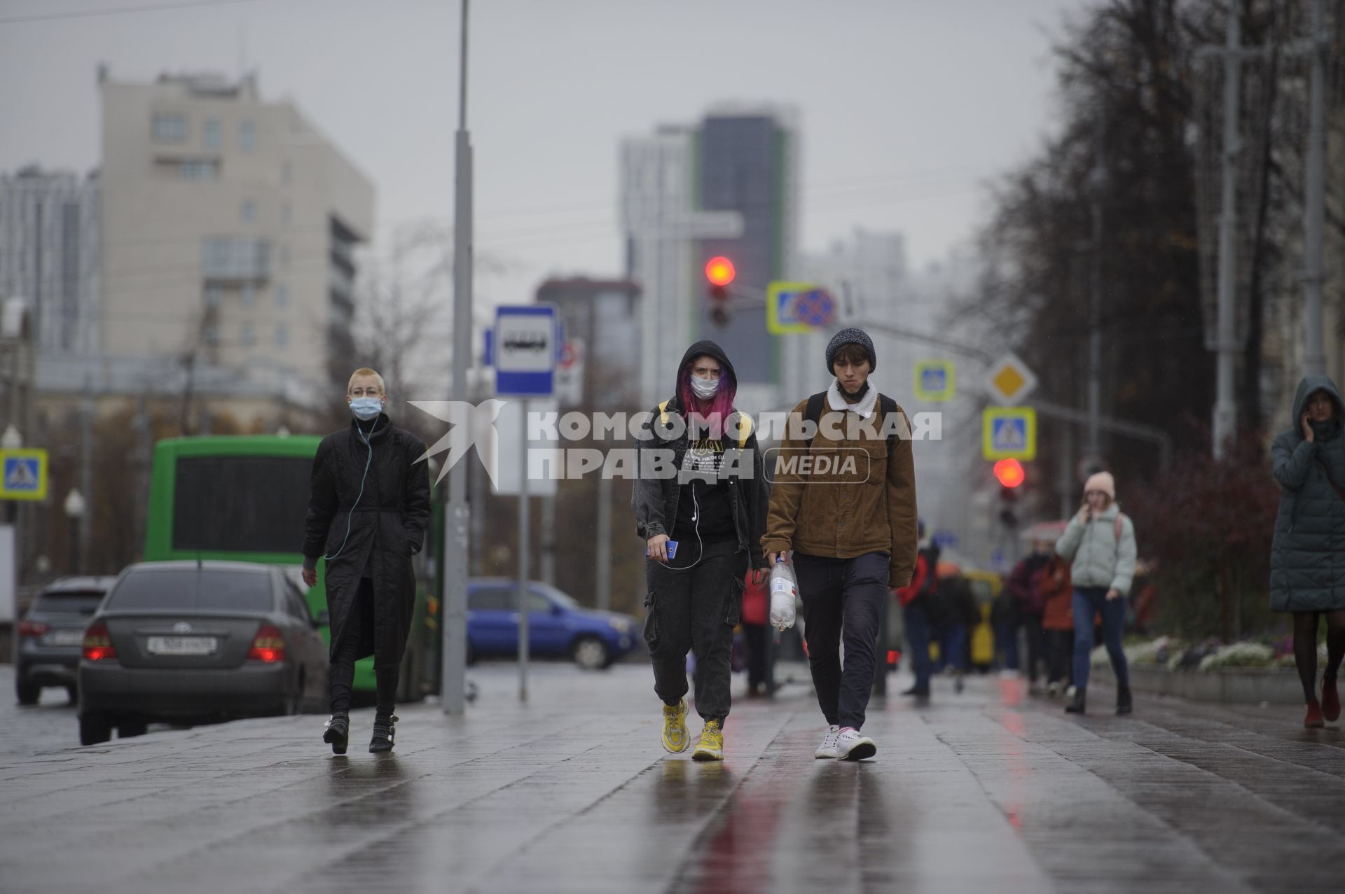 Екатеринбург. Горожане в защитных масках на центральной улице города во время ужесточения масочного режима