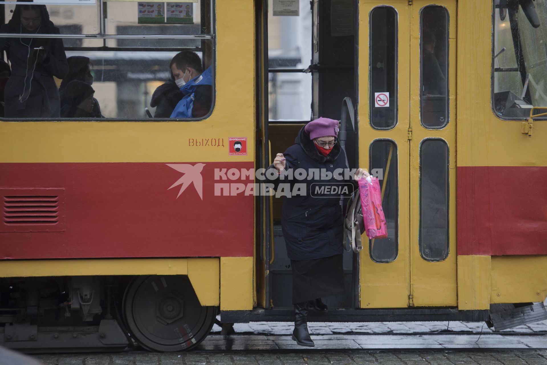 Екатеринбург. Пассажиры в защитных масках в общественном транспорте во время ужесточения масочного режима