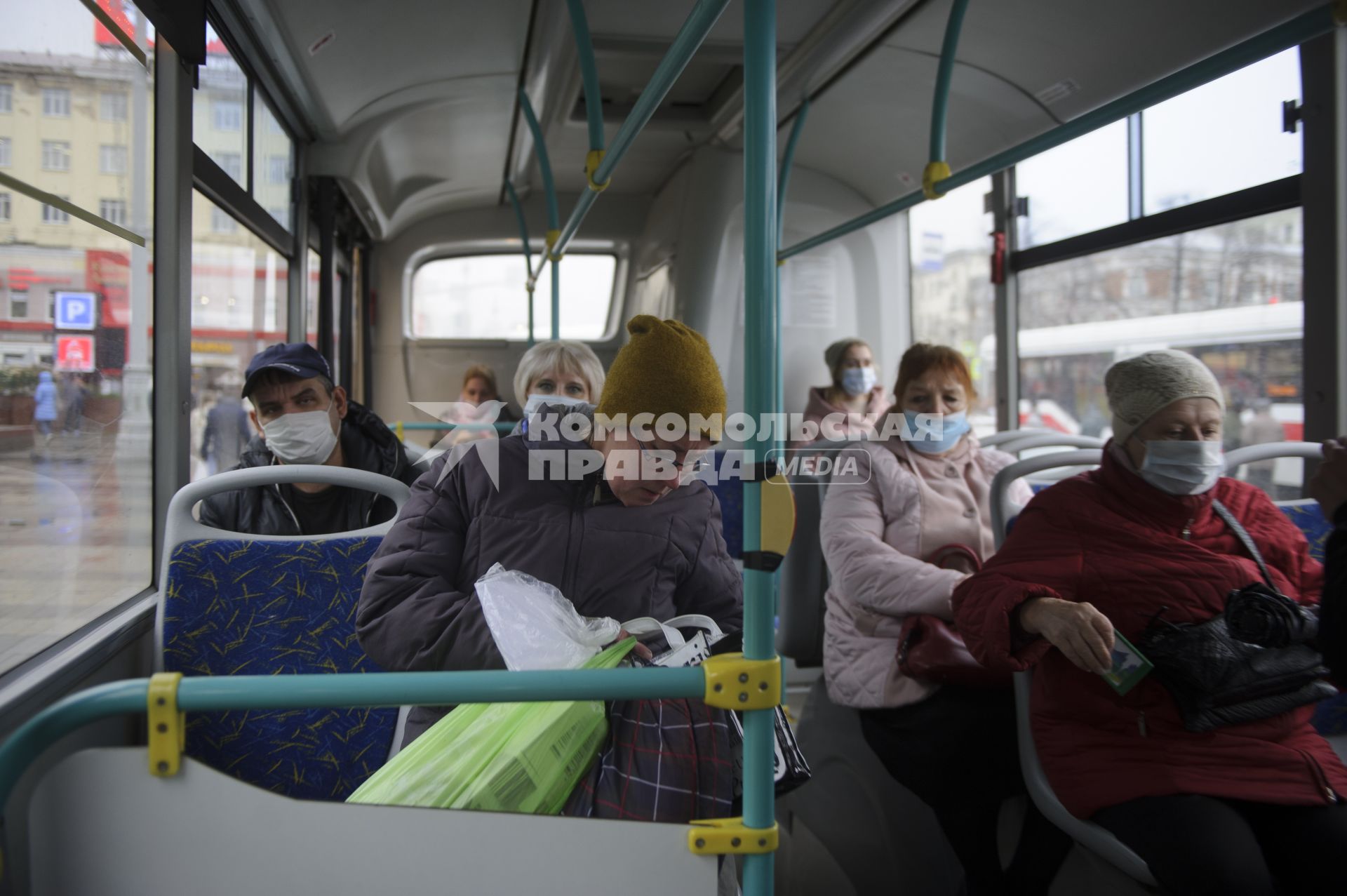 Екатеринбург. Пассажиры в защитных масках и без них в общественном транспорте во время ужесточения масочного режима