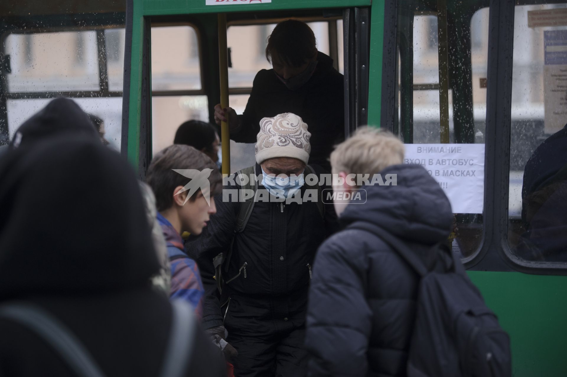 Екатеринбург. Пассажиры в защитных масках в общественном транспорте во время ужесточения масочного режима