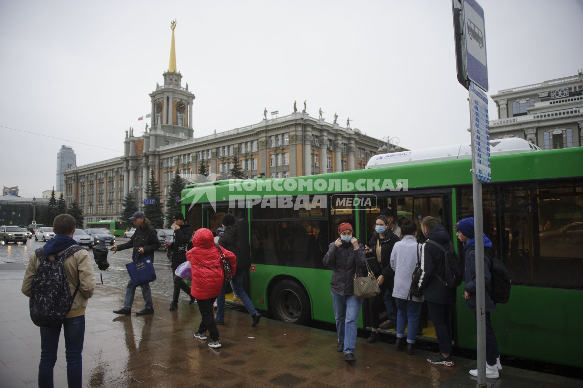 Екатеринбург. Пассажиры в защитных масках выходят из автобуса  во время ужесточения масочного режима