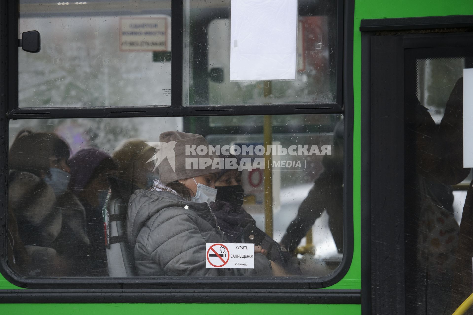 Екатеринбург. Женщина в защитной маске в маршрутном автобусе во время ужесточения масочного режима