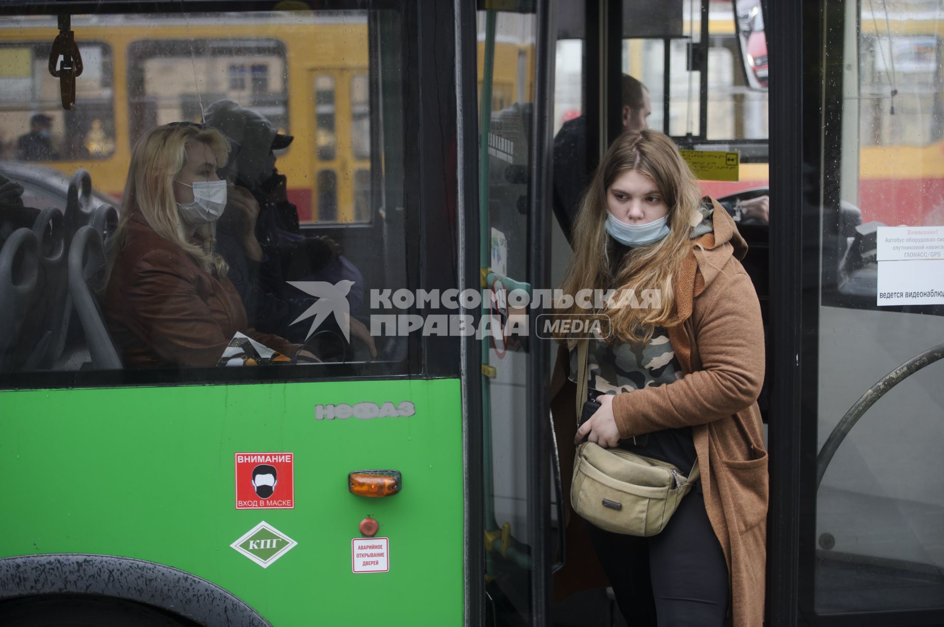 Екатеринбург. Пассажиры в защитных масках в общественном транспорте во время ужесточения масочного режима