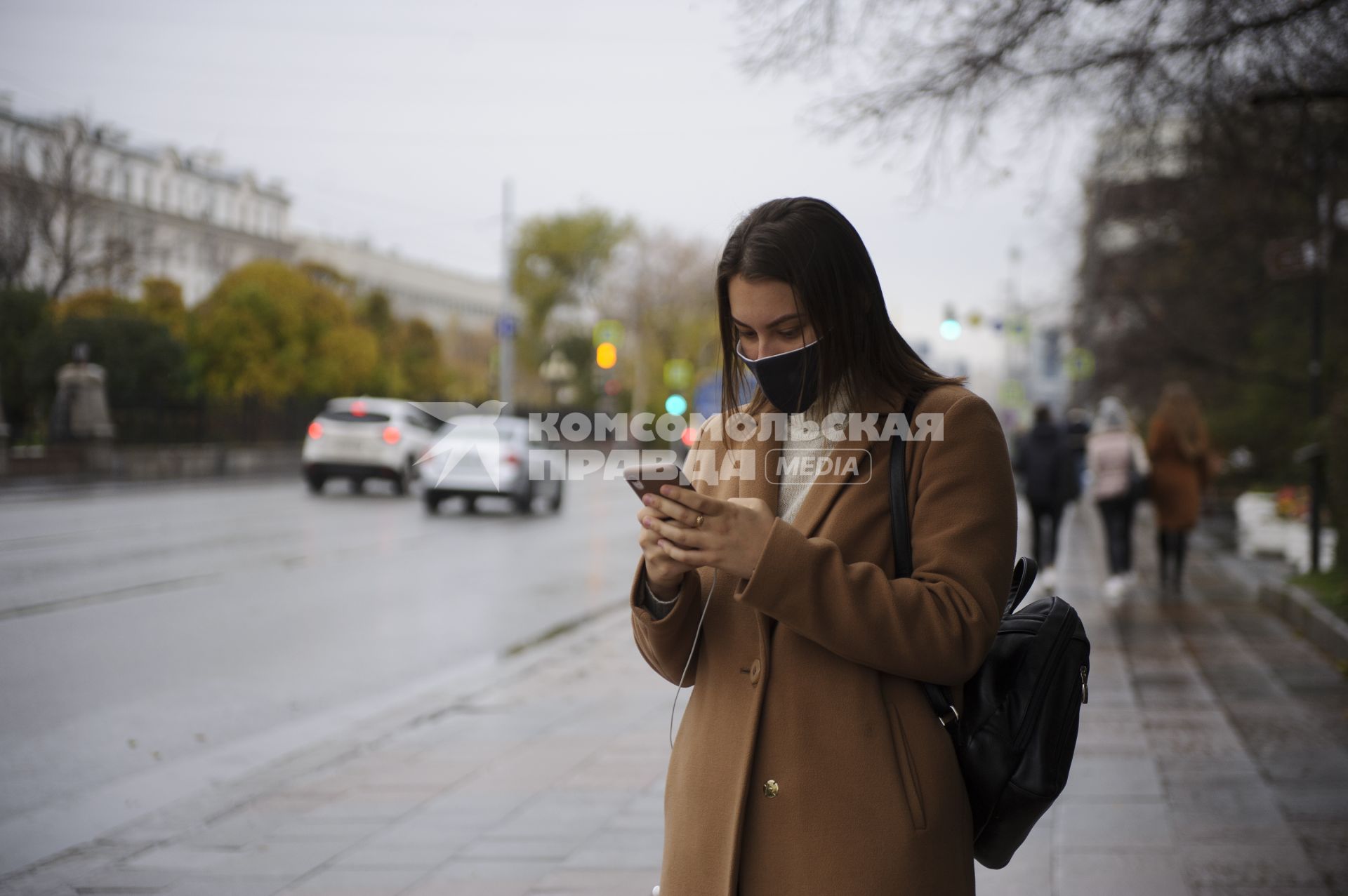 Екатеринбург. Девушка в защитной маске во время ужесточения масочного режима