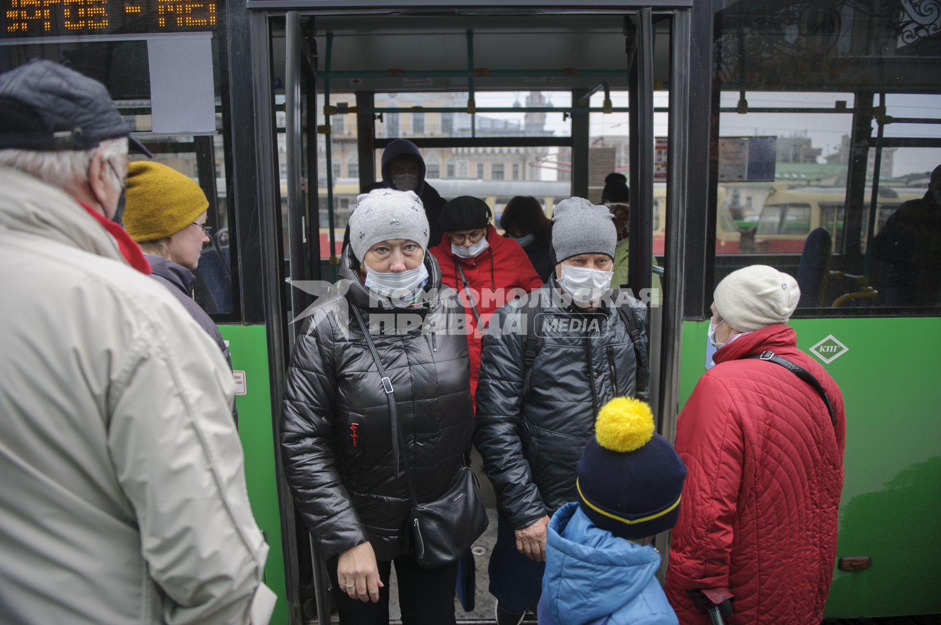 Екатеринбург. Пассажиры в защитных масках в общественном транспорте во время ужесточения масочного режима