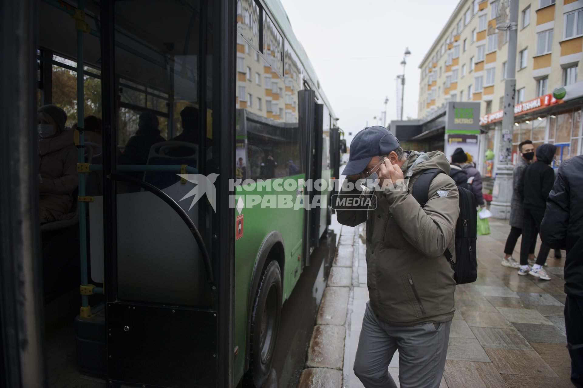 Екатеринбург. Пассажиры в защитных масках и без них в общественном транспорте во время ужесточения масочного режима