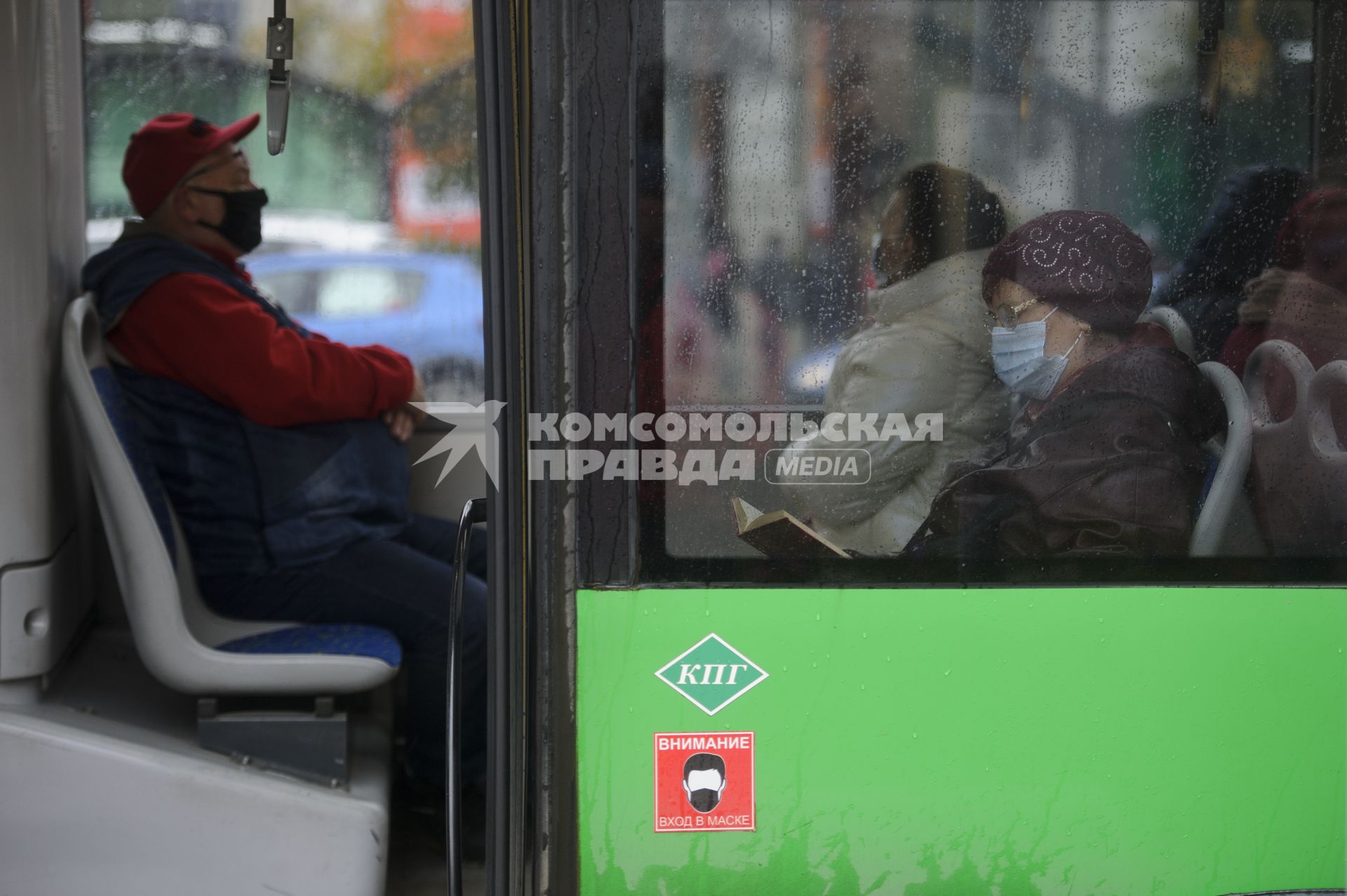 Екатеринбург. Пассажиры в защитных масках в маршрутном автобусе во время ужесточения масочного режима