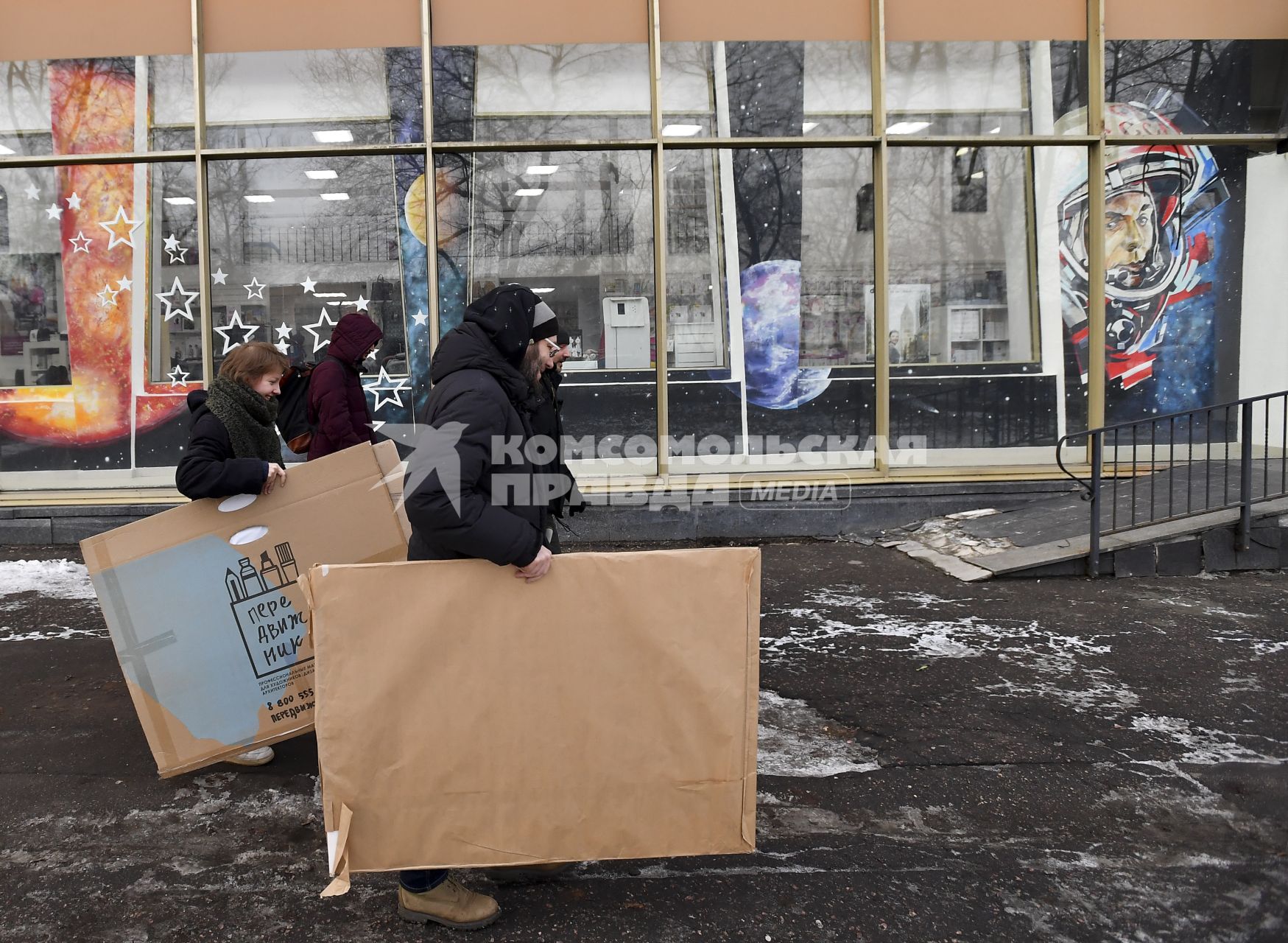 Москва. Уличный художник из проекта `После иконы` Антон Беликов (справа) со своей командой.