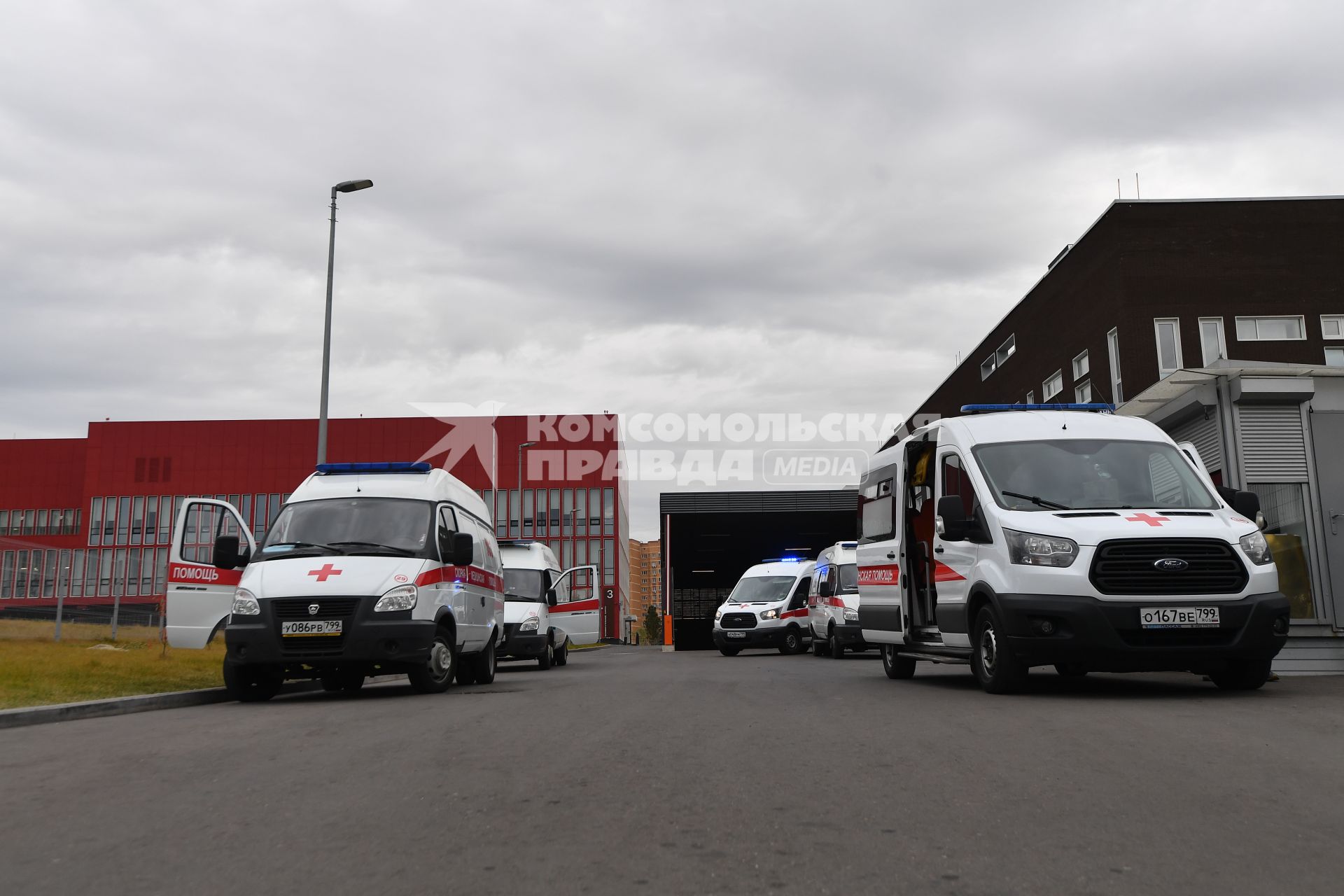 Москва. Автомобили скорой помощи у медицинского центра `Новомосковский` в Коммунарке.