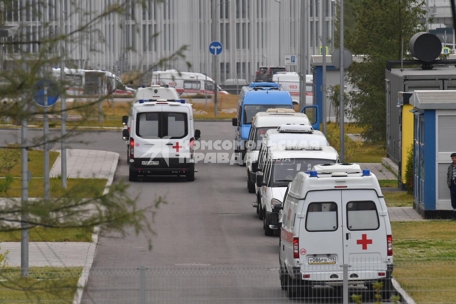 Москва. Автомобили скорой помощи у медицинского центра `Новомосковский` в Коммунарке.