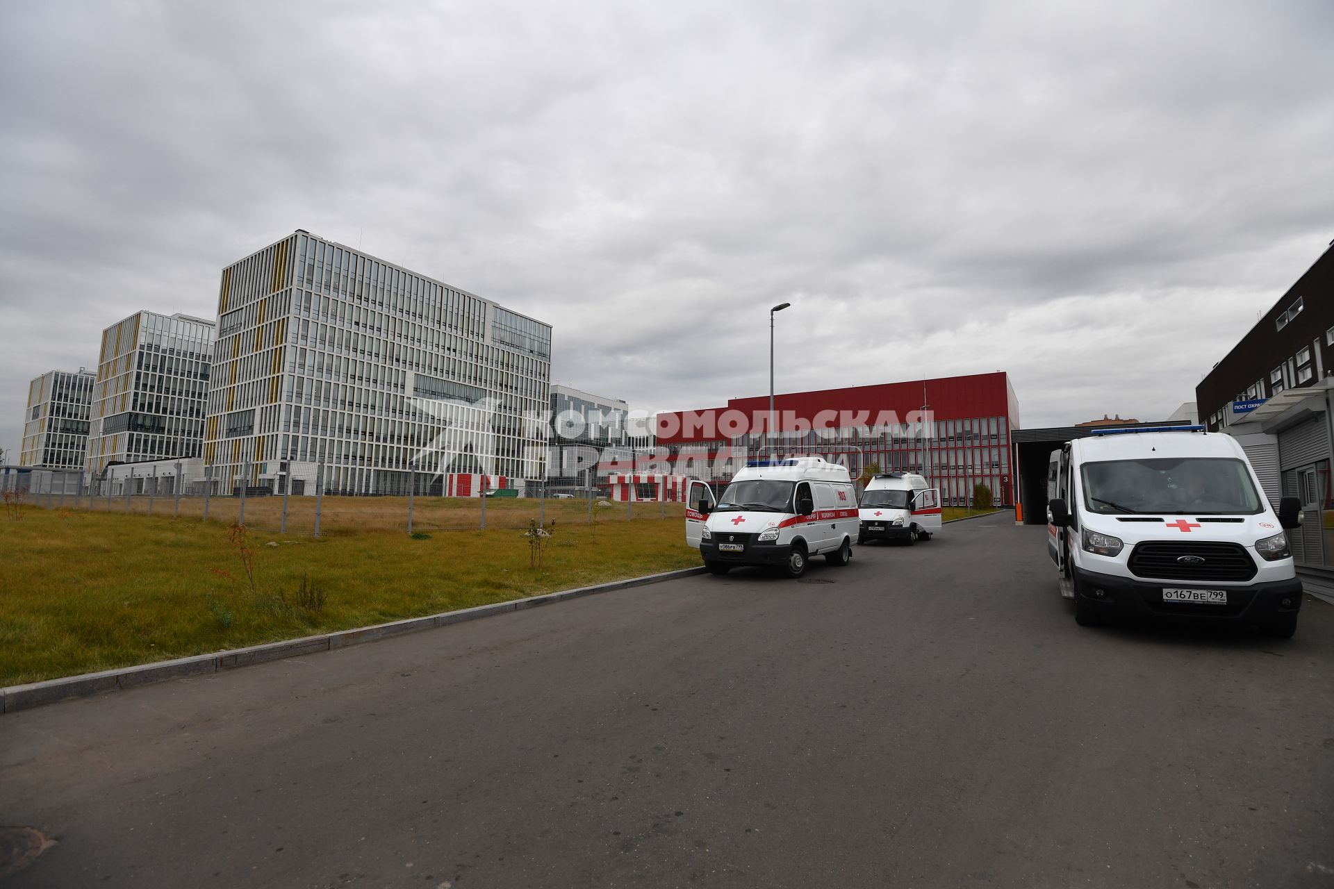 Москва. Автомобили скорой помощи у медицинского центра `Новомосковский` в Коммунарке.