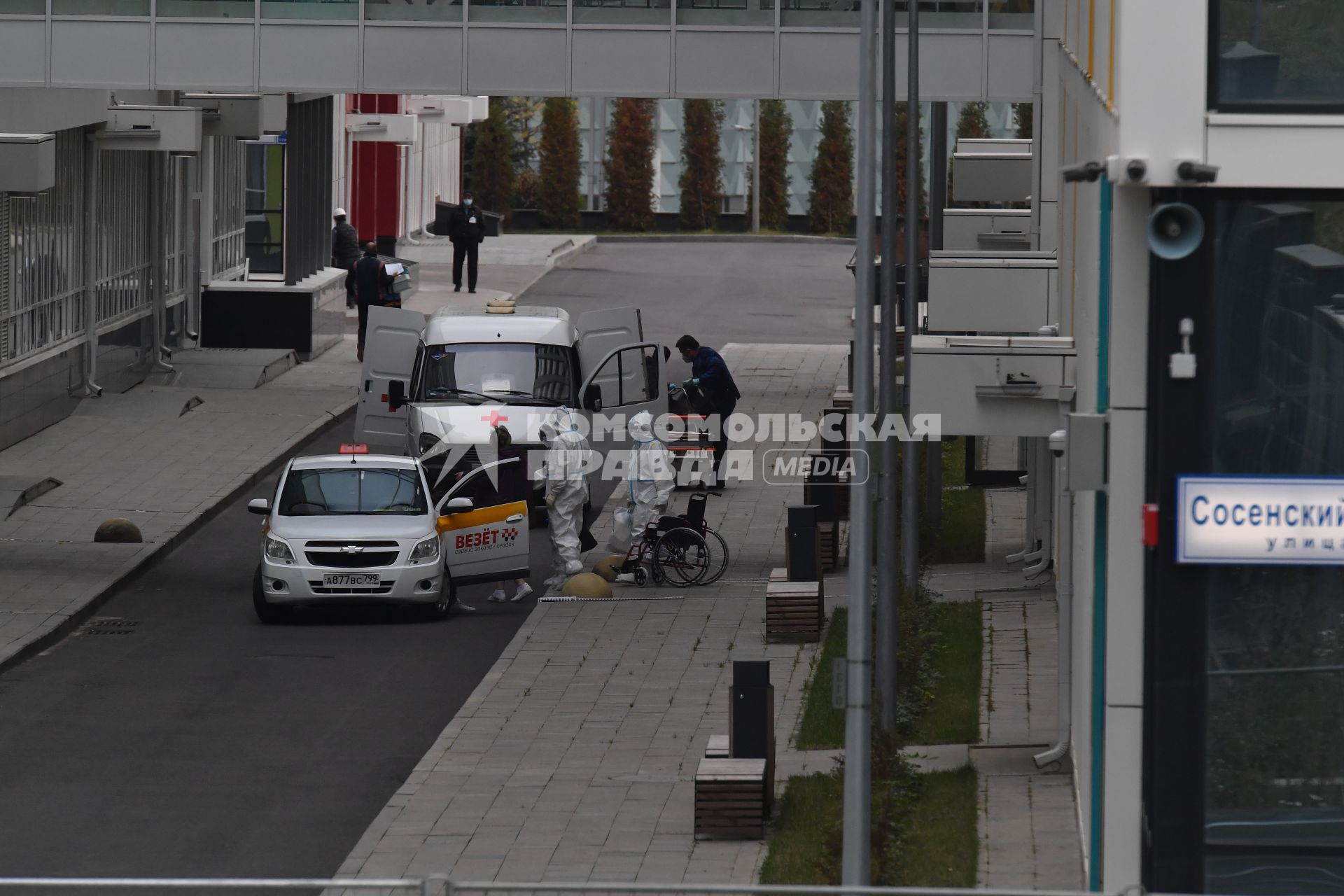 Москва. Бригада скорой медицинской помощи у медицинского центра `Новомосковский` в Коммунарке, куда госпитализируют пациентов с подозрением на коронавирус COVID-19.