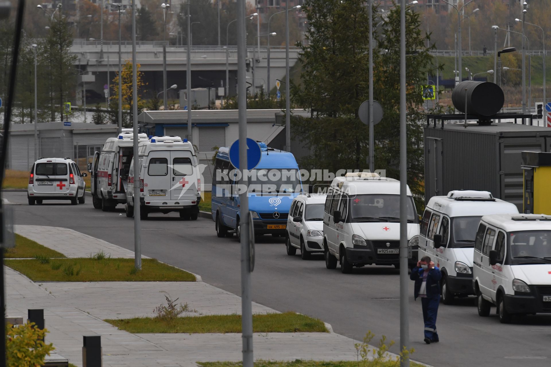 Москва. Автомобили скорой помощи у медицинского центра `Новомосковский` в Коммунарке.