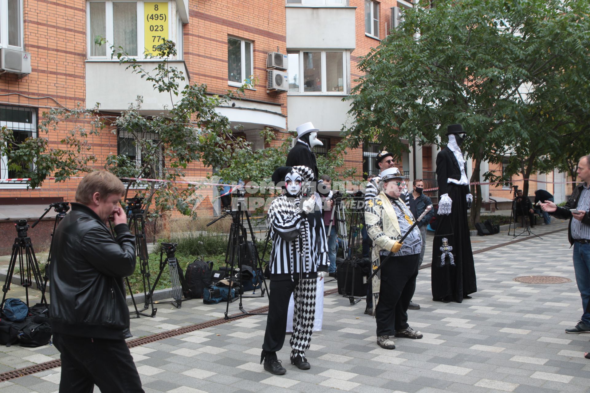 Пресненский суд Москвы. Рассмотрение по существу дела о ДТП со смертельным исходом с участием актера Михаила Ефремова. 2020. На снимке: клоуны у здания Пресненского суда