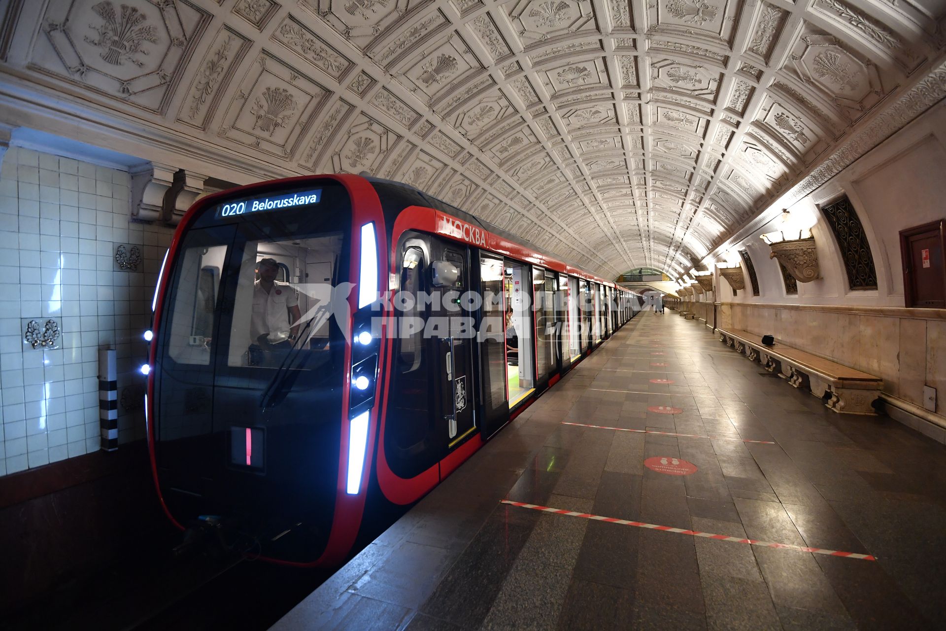 Москва. Поезд нового поколения `Москва-2020` на станции `Белорусская`.