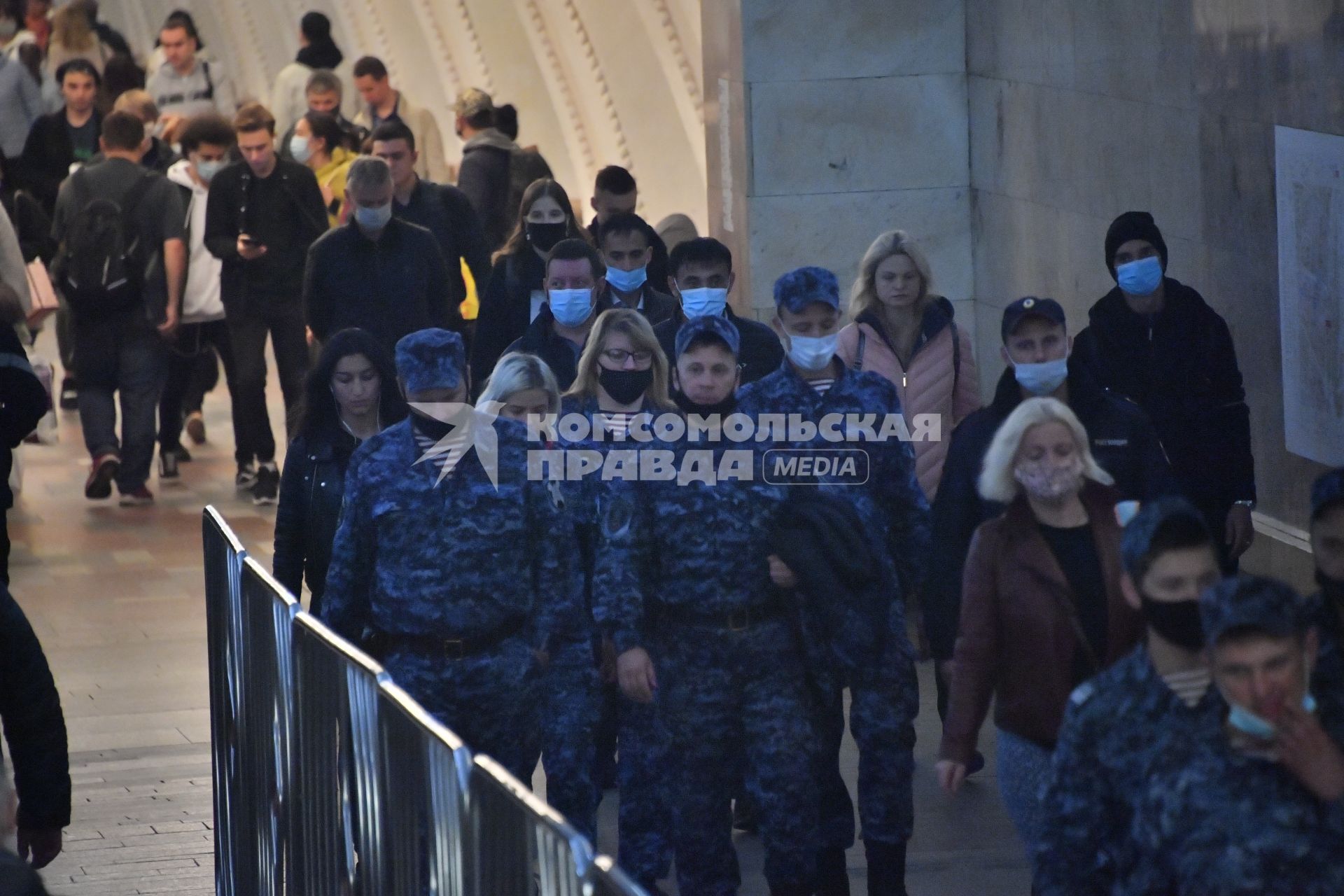 Москва. Пассажиры метро в медицинских масках.