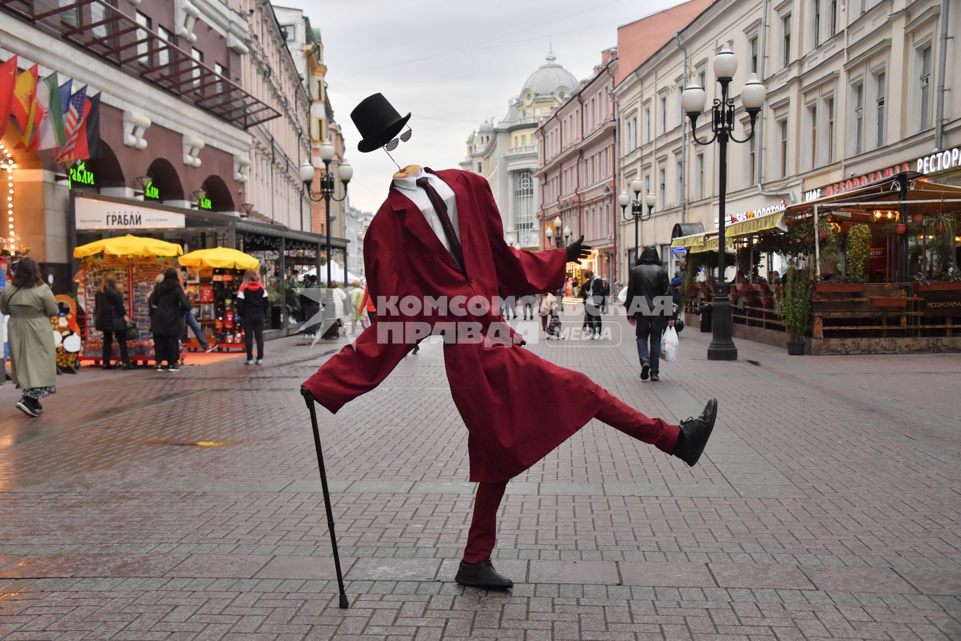 Москва.  Горожане на Старом Арбате.