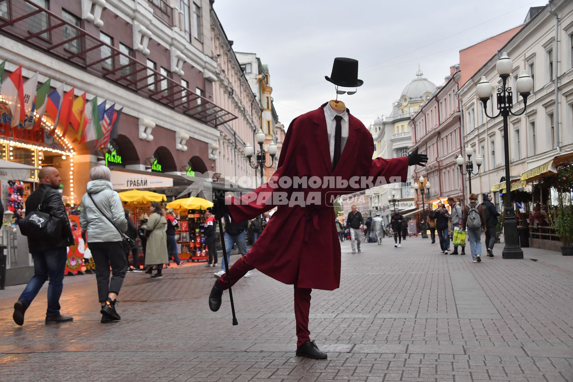 Москва.  Горожане на Старом Арбате.