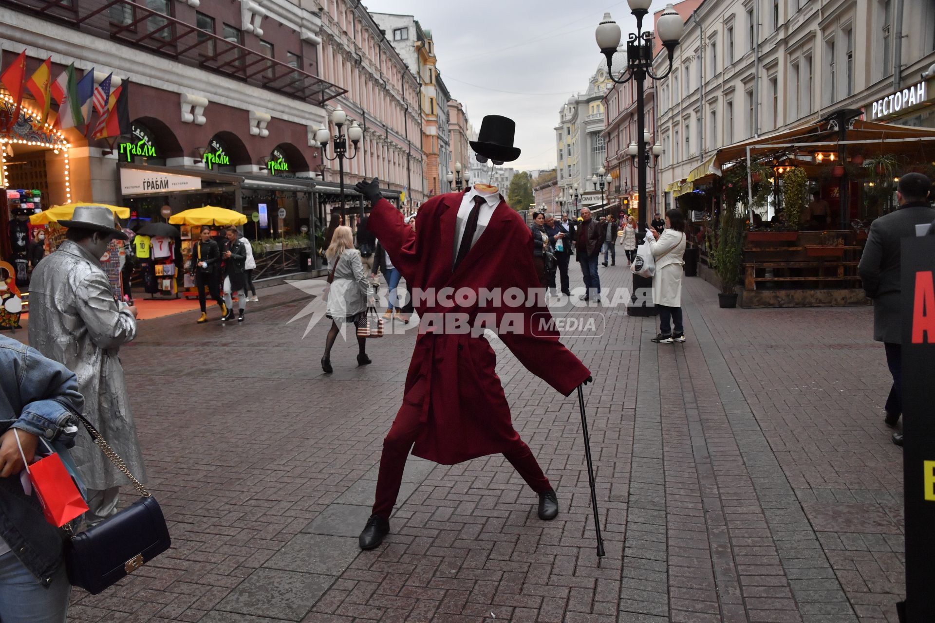 Москва.  Горожане на Старом Арбате.