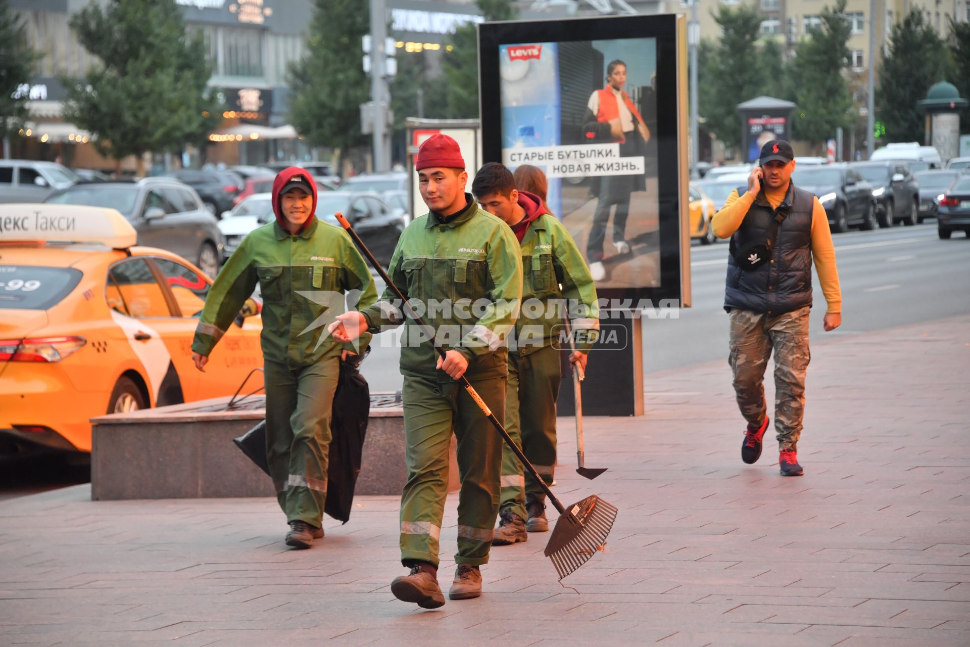 Москва.  Дворники на одной из улиц города.