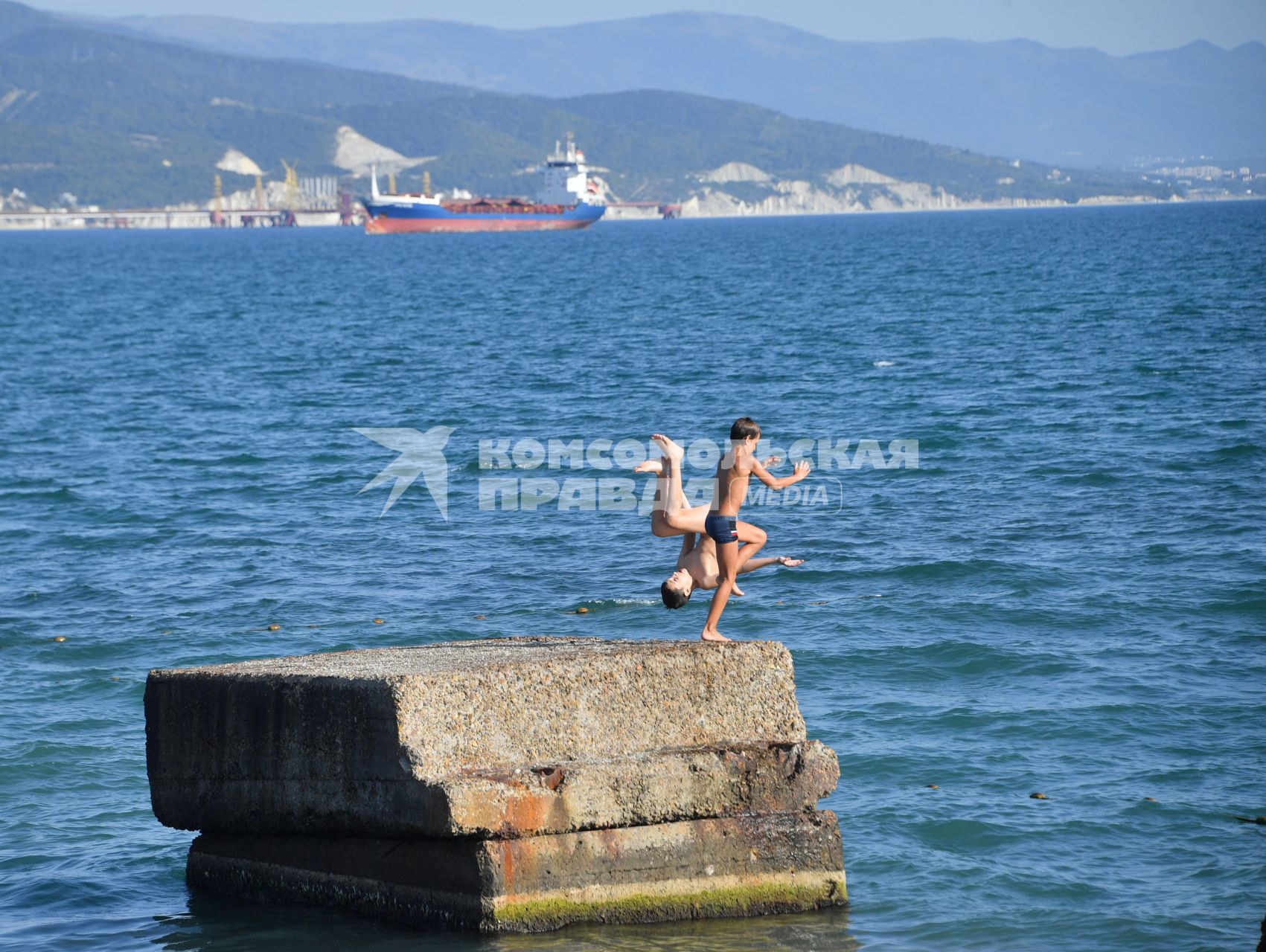 Краснодарский  край, Новороссийск. Мальчики прыгают в море.