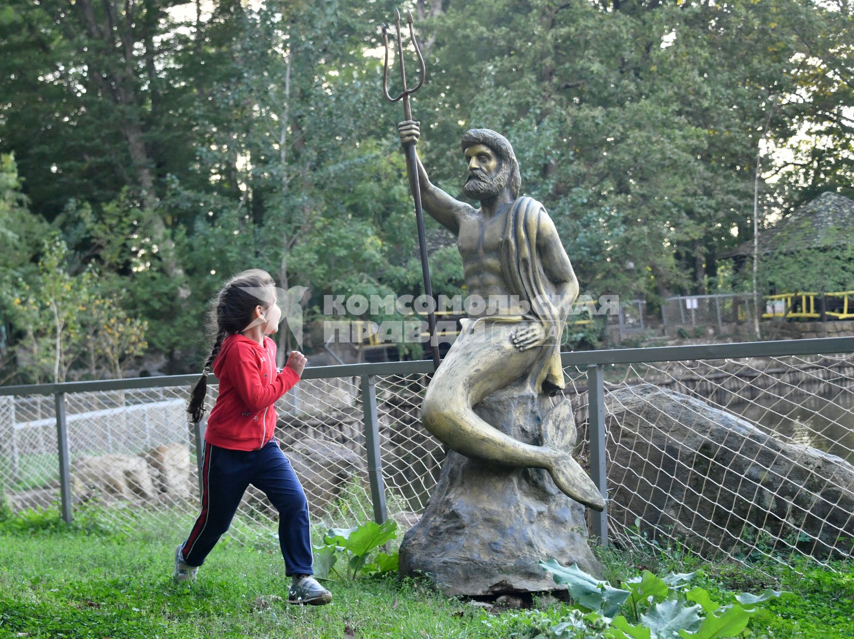 Краснодарский край, Архипо-Осиповка. Девочка у городской скульптуры.